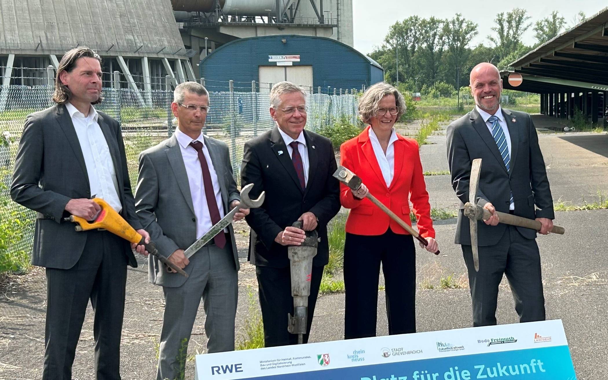 RWE Projektleiter Bung, RWE Vorstand Dr. Kulik, Landrat Petrauschke, Ministerin Scharrenbach, Bürgermeister Krützen