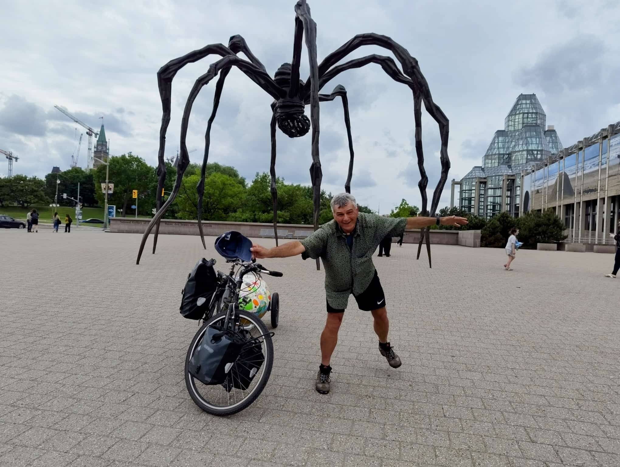 Die Spinne „Mum“ an der National Gallery in Ottawa und kurze Eindrücke auf seinem Weg zum Golden Lake in Ontario.