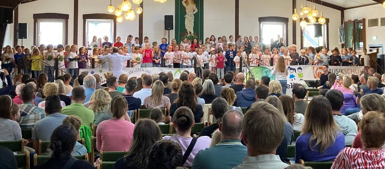 Tolle Stimmung in der Schützenhalle Anstel beim Abschlusskonzert der Rommerskirchener „JeKits“- und „SingPause“-Klassen