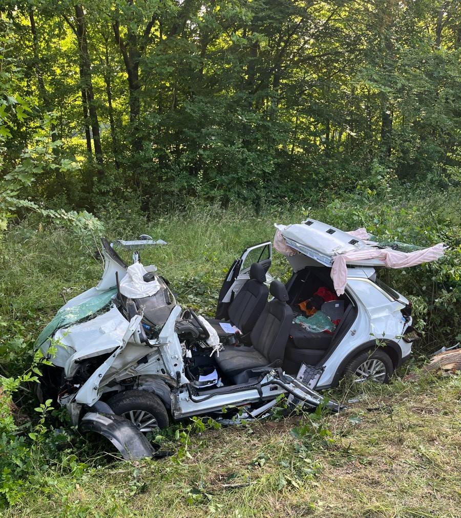Fahrer bei Verkehrsunfall auf L116 eingeklemmt