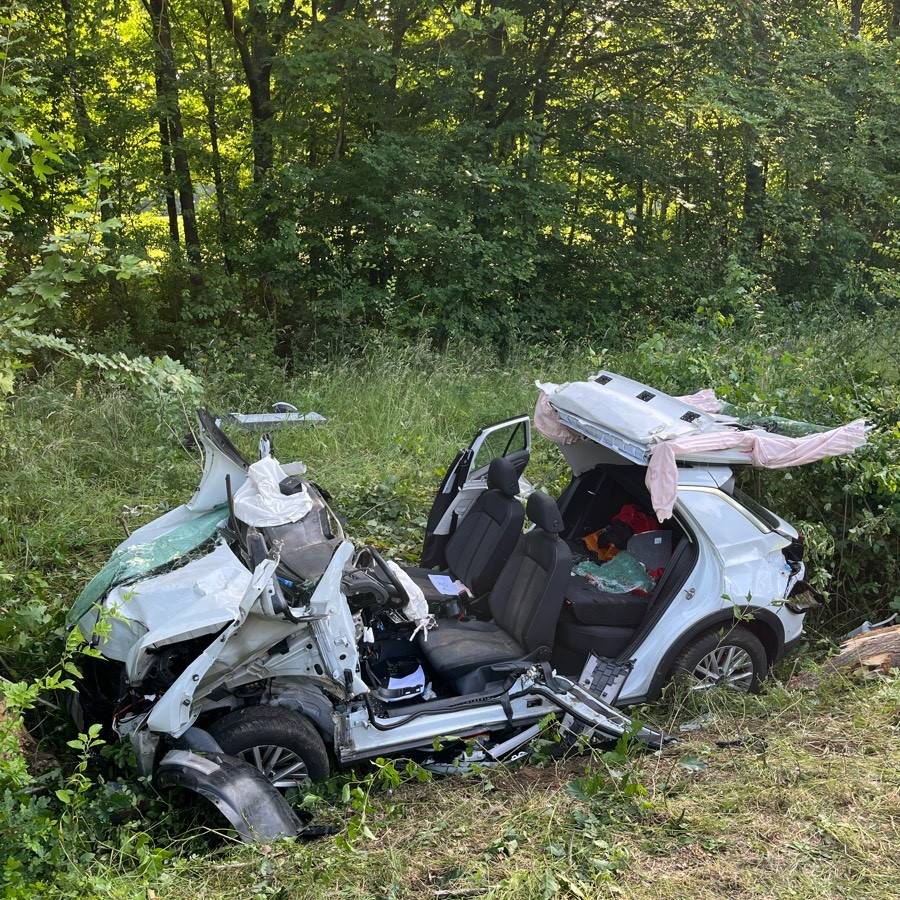 Fahrer bei Verkehrsunfall auf L 116 eingeklemmt