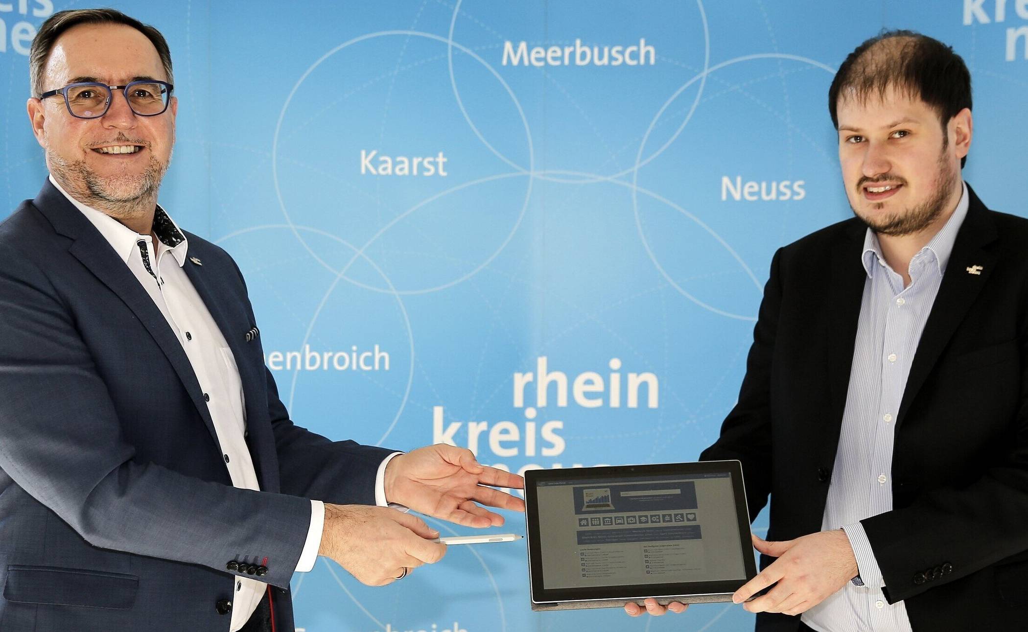 Kreisdezernent Harald Vieten (links) und Tobias Schellhorn, KI-Beauftragter der Kreisverwaltung, stellen die neuen Funktionen im Open Data-Portal vor.