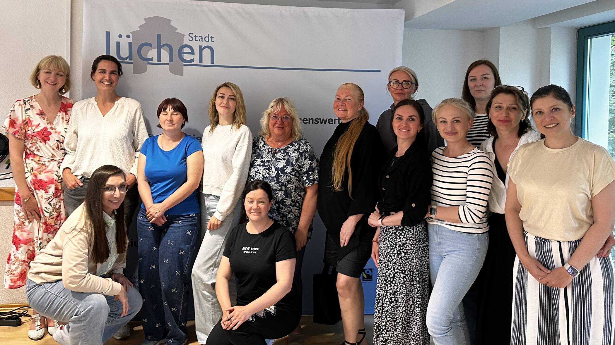 Zahlreiche geflüchtete Frauen aus der Ukraine nutzten die Gelegenheit, sich beim Job-Café im Rathaus über Wege in Arbeit, Ausbildung und Anerkennung ihrer beruflichen Qualifikationen in Deutschland zu informieren. 