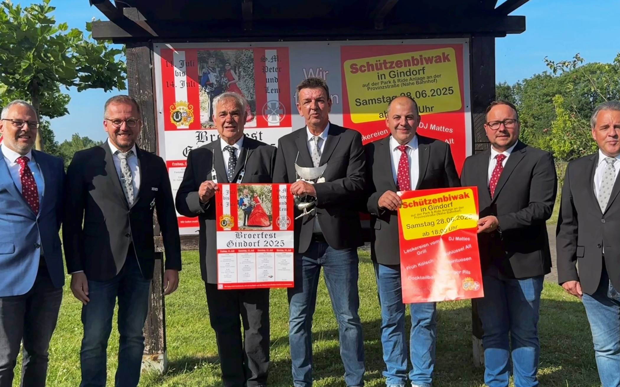 Mit sichtlicher Vorfreude präsentieren Gindorfs Brudermeister
