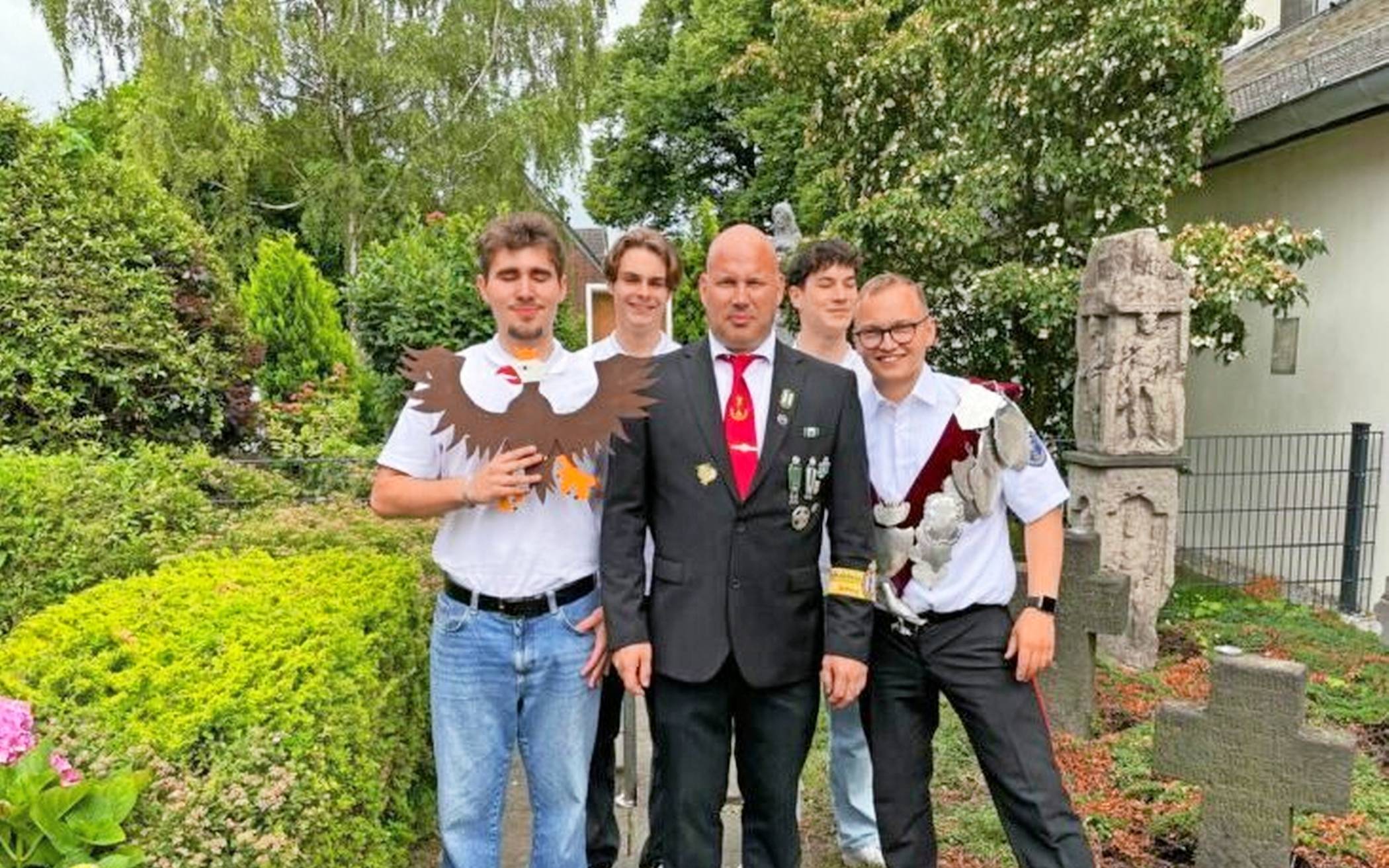  Marian Hermanns mit seinen Kameraden der „Weißen Husaren“, Schießaufsicht Markus Geller und König Florian Plück.   