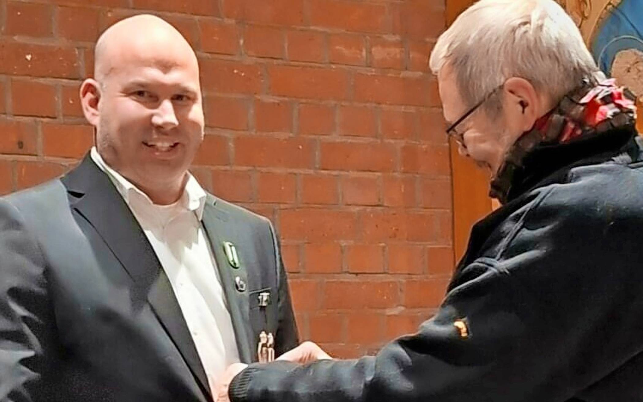 Peter-Josef Plück, langjähriger Brudermeister, trat aus gesundheitlichen Gründen im Februar von seinem Amt zurück. Die Versammlung ernannte ihn zum Ehren-Brudermeister in Anerkennung seiner Verdienste und seines Engagements. In einer kurzen Zeremonie überreichte Plück seinem Nachfolger Markus Geller den Brudermeister-Orden (Foto unten). Markus Geller ist nun der neue Brudermeister der „St. Sebastianus“-Bruderschaft. Neben seiner Funktion als Brudermeister wurde er auch zum Schießmeister ernannt.