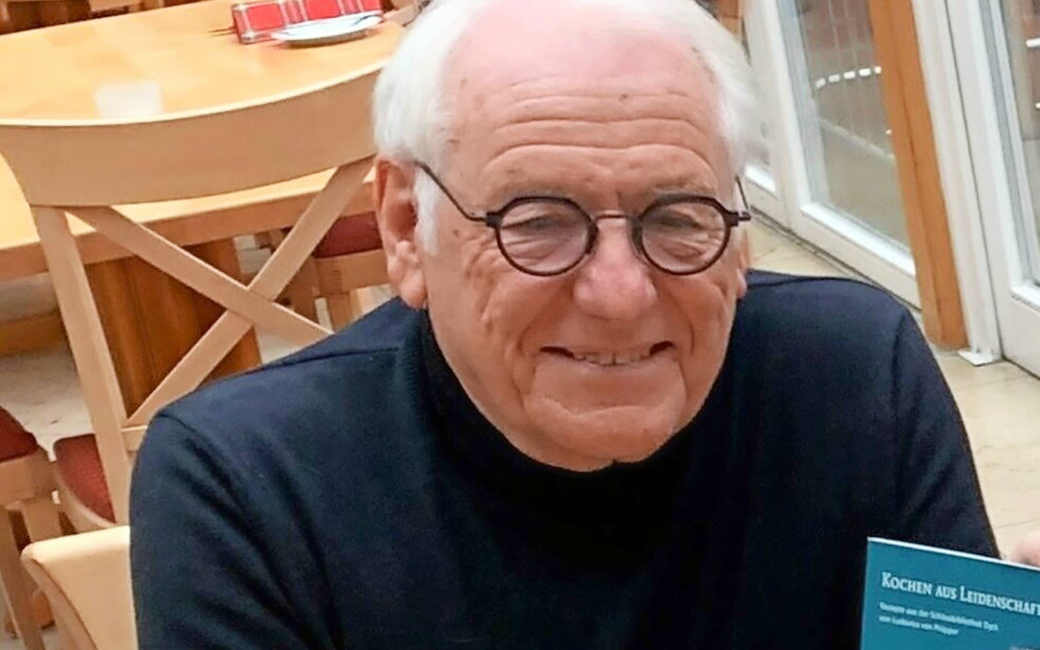  Helmut Coenen zeigt Fotos aus der Gartenstadt. 