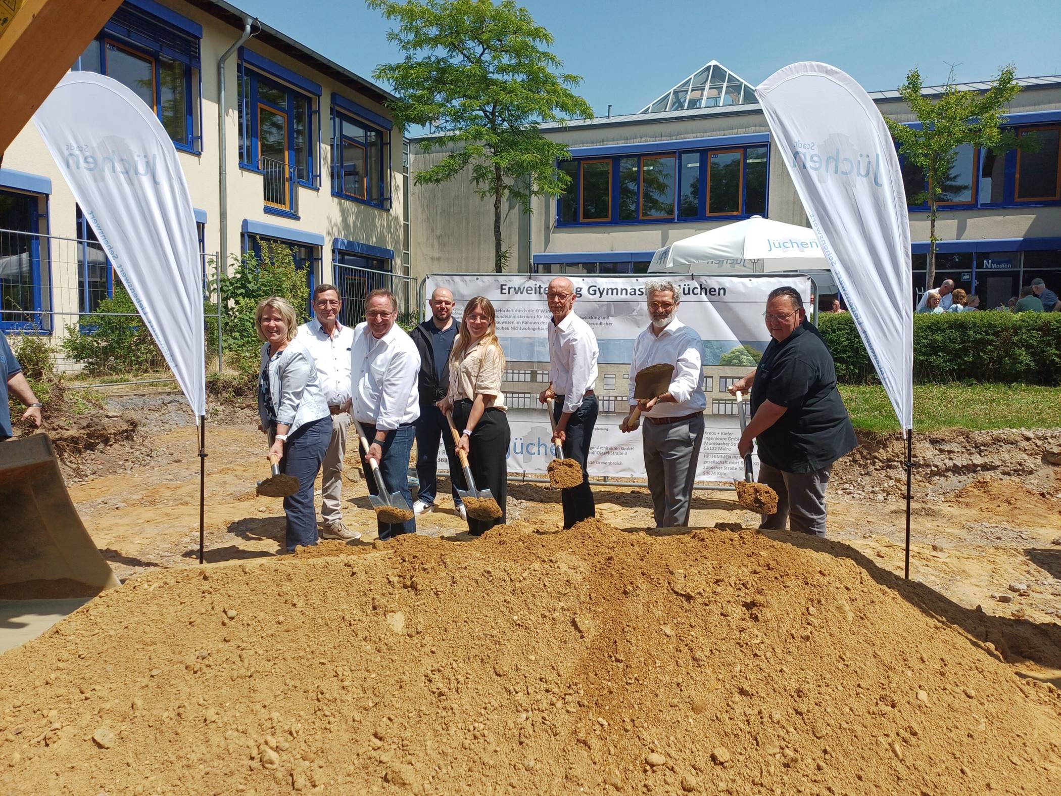 Von links: Technische Dezernentin Sabine Janclas, Bauunternehmer Friedhelm Welter, Architekt Heinz Berger, Ingenieur Aymen Abid, Miriam Behr vom Amt für Gebäudewirtschaft, Bürgermeister Harald Zillikens, Schulleiter Hakan Ören und Bauausschuss-Vorsitzender Roland Weyer.