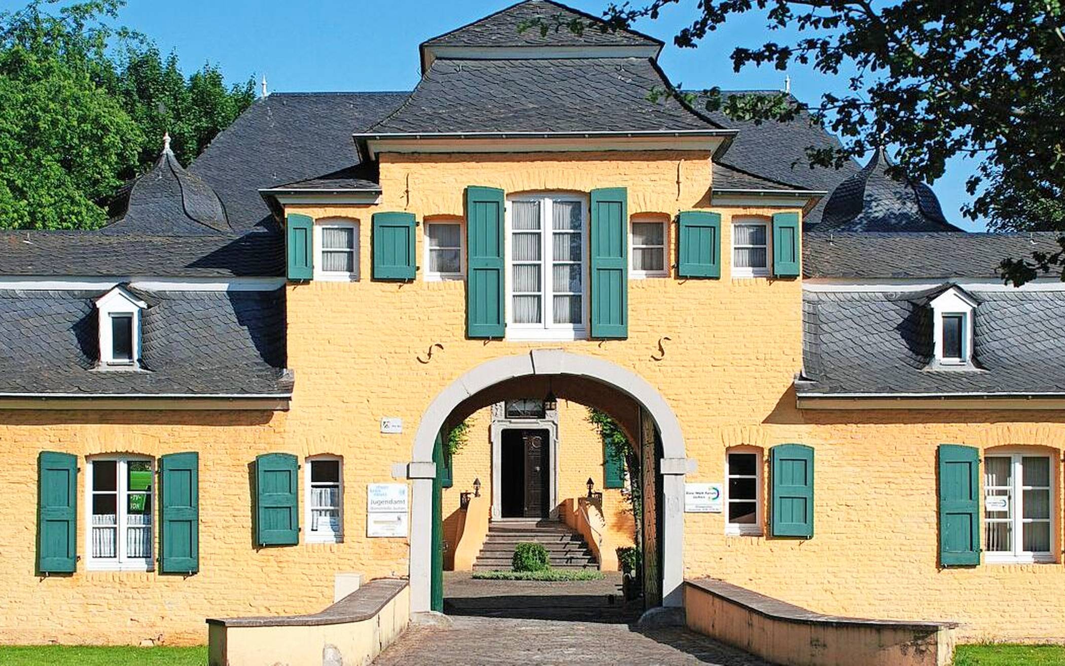  Interessierte können das Archivgut der Stadt Jüchen nach vorheriger Anmeldung an bestimmten Tagen auch vor Ort in Haus Katz nutzen.  