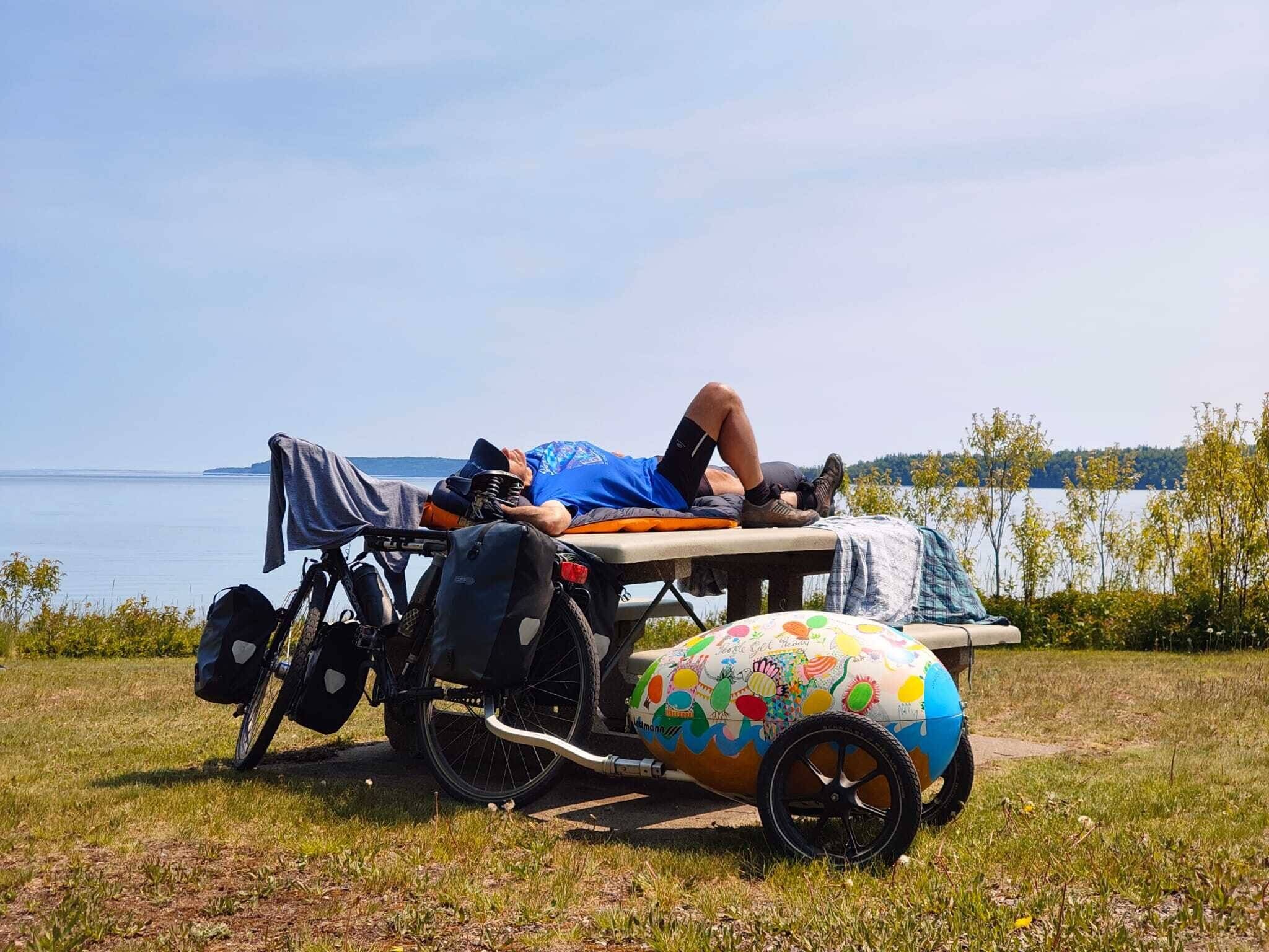  Hat sich voll und ganz an sein „Fahrrad-Nomadentum“ gewöhnt: Klaus Lüttgen. 