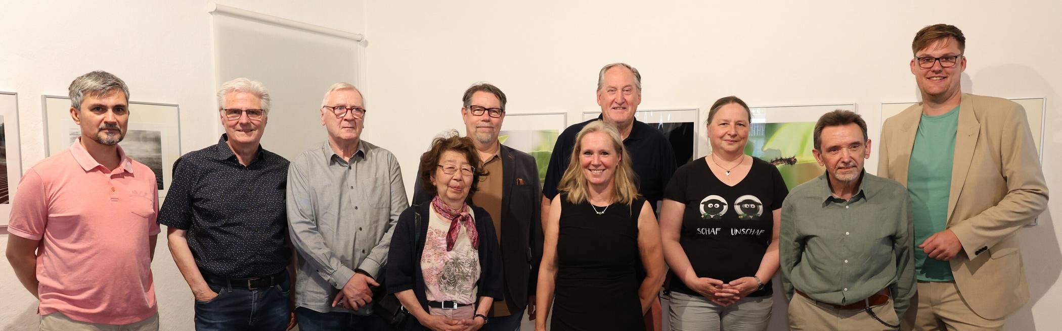 Dr. Kathrin Wappenschmidt (Vierte von rechts), Leiterin des Kulturzentrums, und Kreisdezernent Sebastian Johnen (rechts) präsentieren zusammen mit den "Fotofreunden Düsseldorf" die Ausstellung „Licht – Land – Linse“.