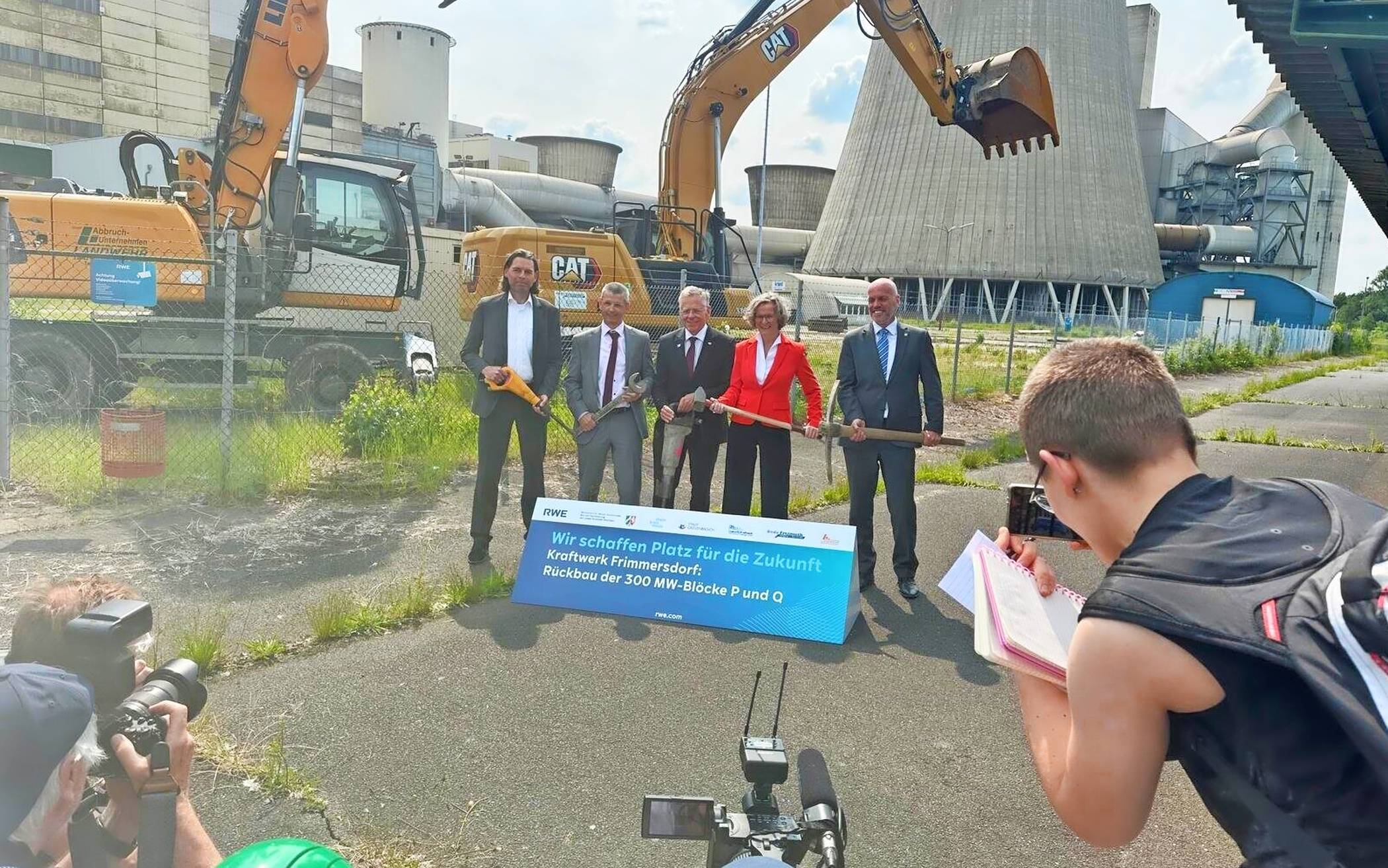  Werbewirksamer Auftritt rund um den Start des Rückbaus der Frimmersdorfer Anlagen.  