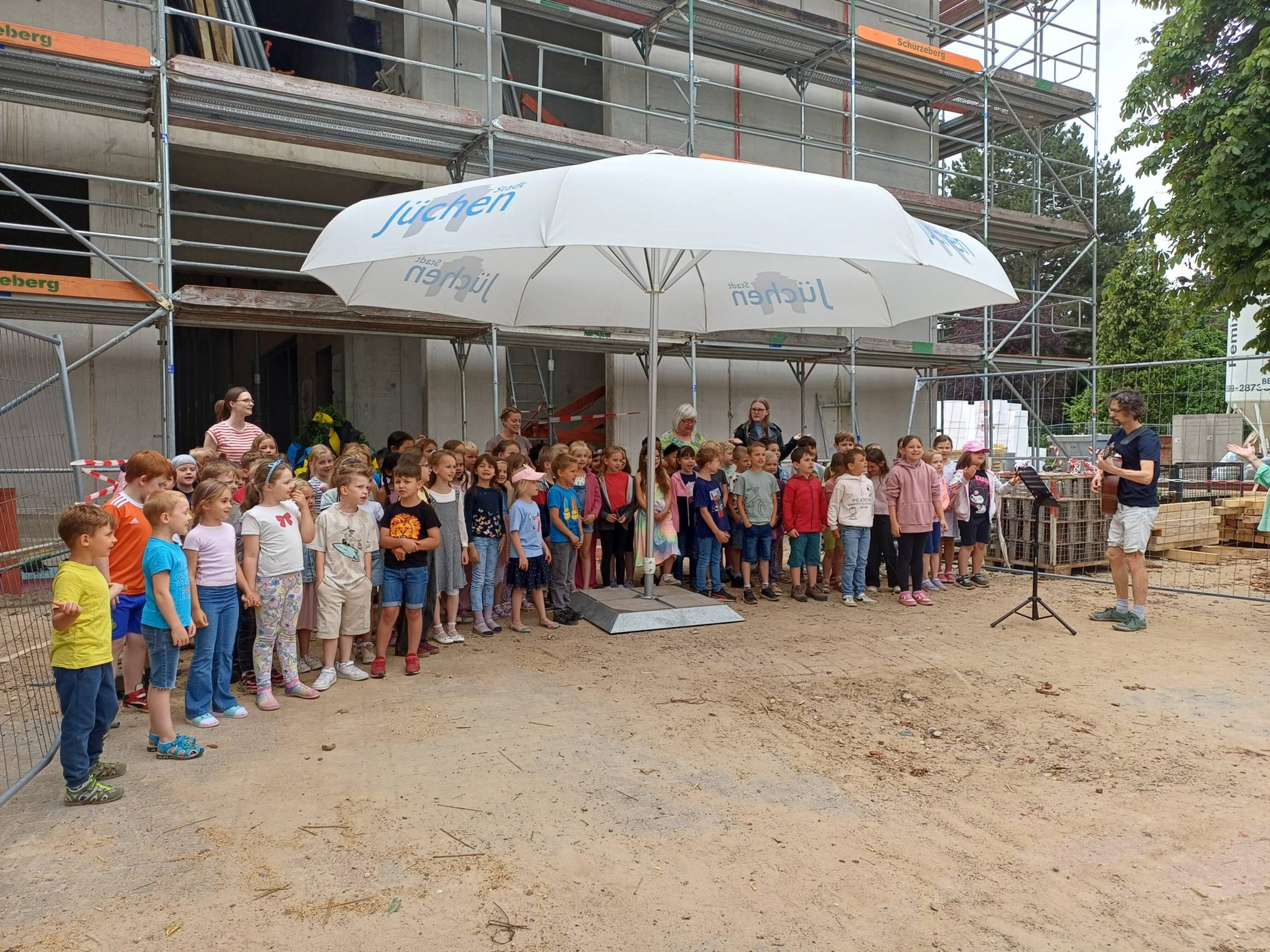 Das Richtfest des Erweiterungsbaus ihrer Grundschule eröffneten einige Schüler mit einer eigens umgedichteten Version von „Wer will fleißige Handwerker sehn“.  
