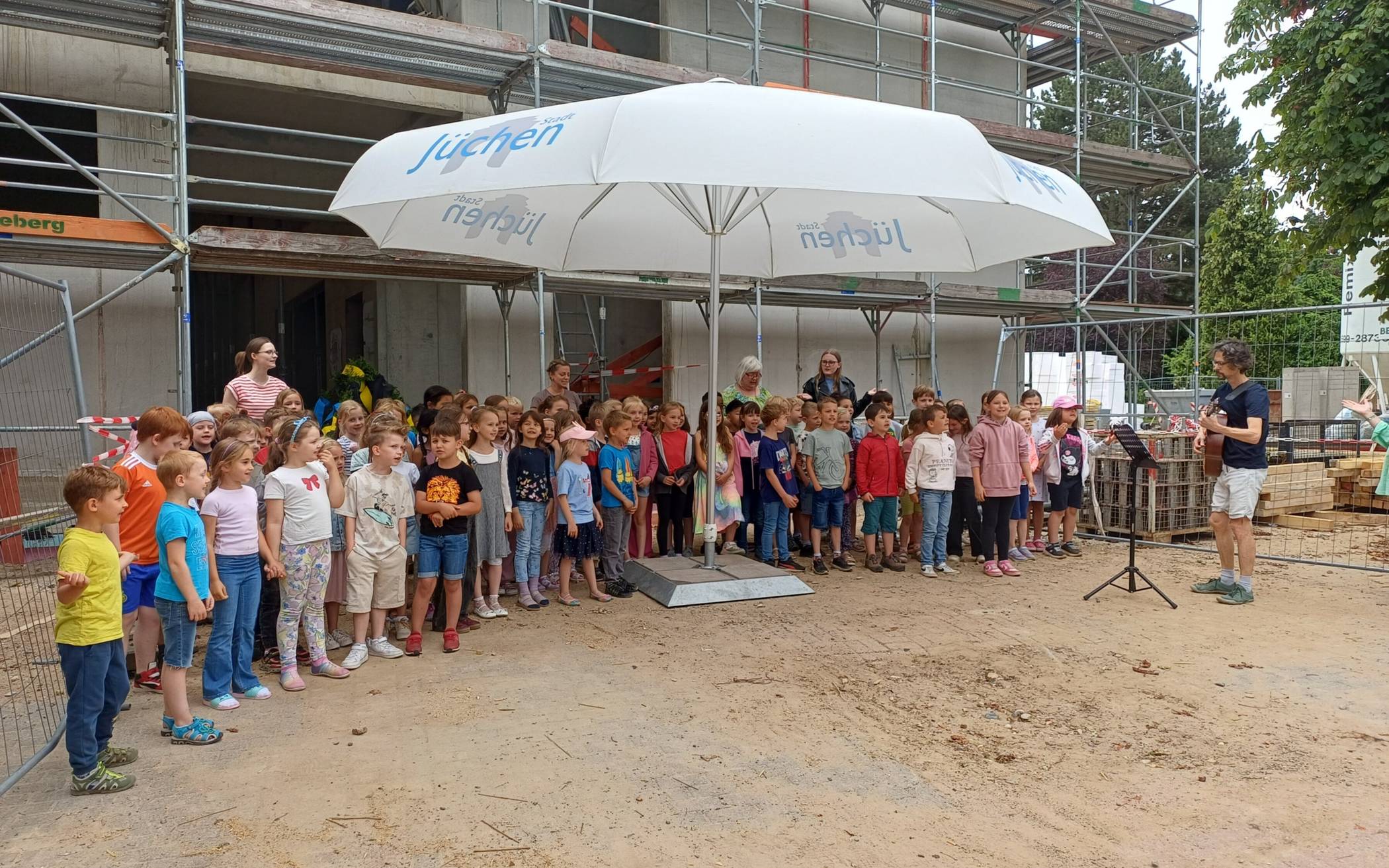 Das Richtfest des Erweiterungsbaus ihrer Grundschule