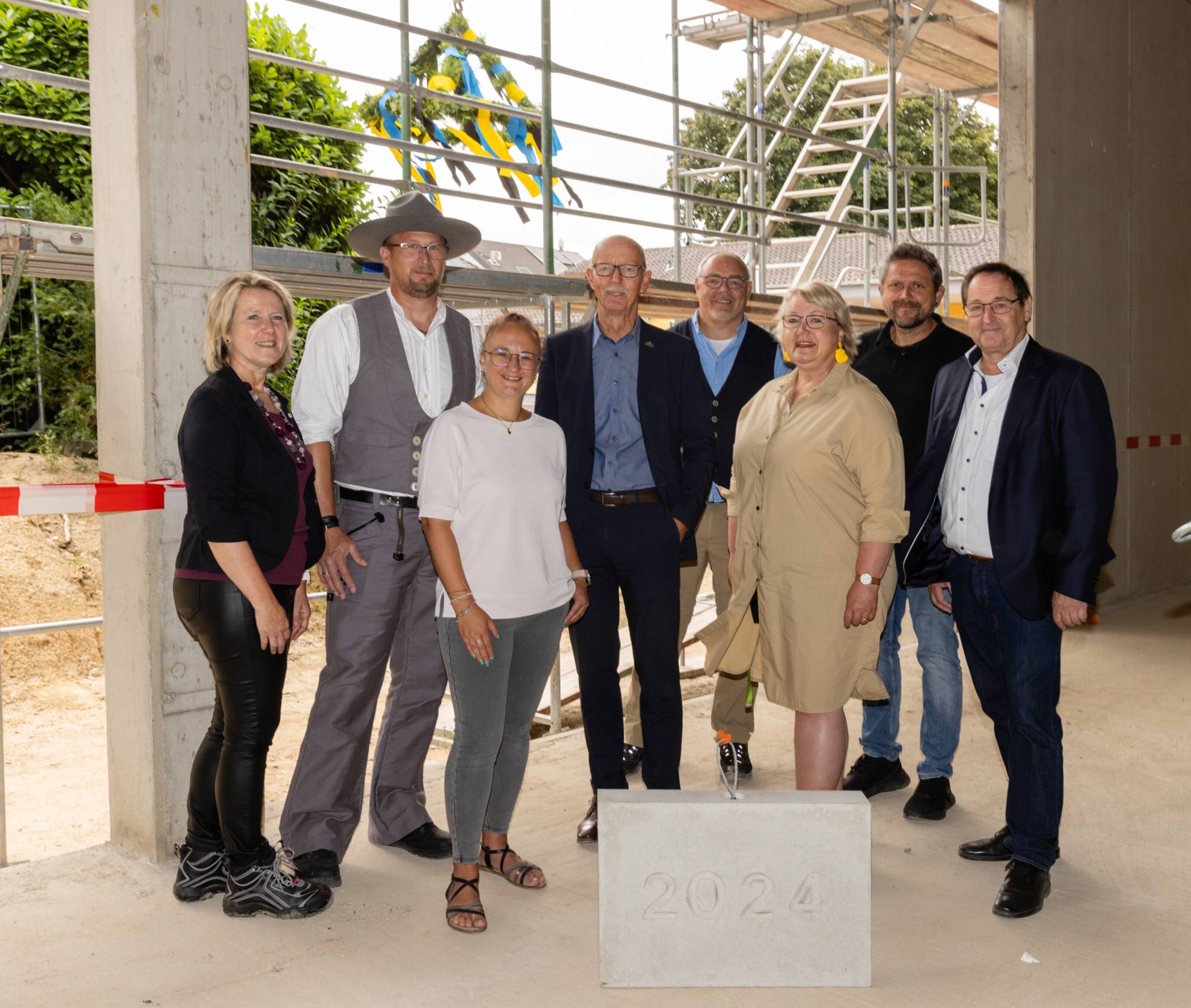 Von links: Sabine Janclas (Stadt Jüchen), Michael Schnitzler (Florack Bauunternehmung GmbH, Heinsberg), Janine Ollig (stellv. Schulleiterin GGS Jüchen), Bürgermeister Harald Zillikens, Rolf Schmidt (Stadt Jüchen), Katja Ridderbusch (Schulleiterin GGS Jüchen), Andreas Reske (Stadt Jüchen) und Heinz Berger (berger architekten GmbH, Grevenbroich).  