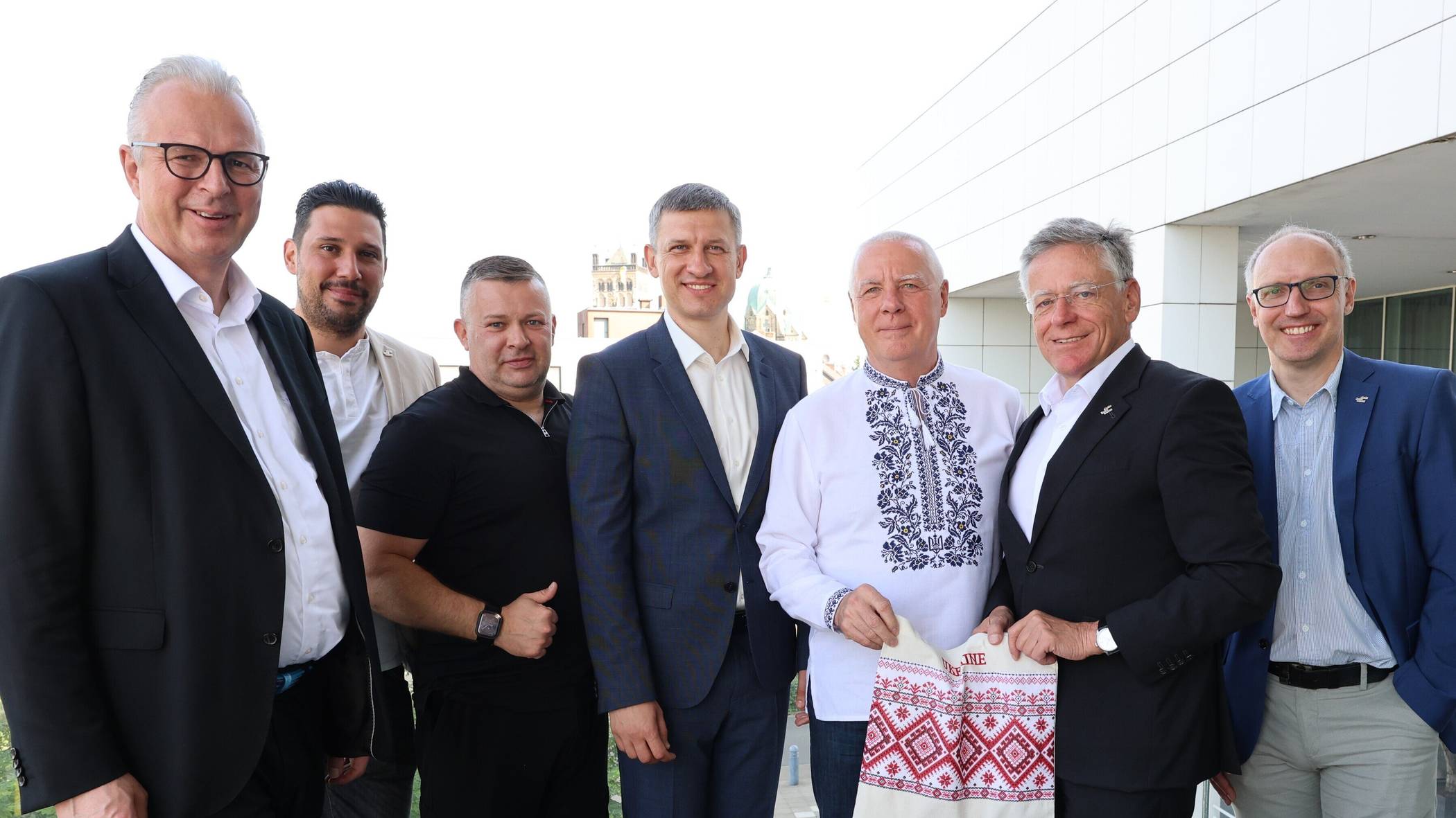  Kreisdirektor Dirk Brügge, Thiago Zakrzewski, Denis Rimpo ("Schnelle Nothilfe"), Staatssekretär Serhii Ostrenko, Bürgermeister Anatolii Vershyna, Landrat Hans-Jürgen Petrauschke und Marcus Temburg. 