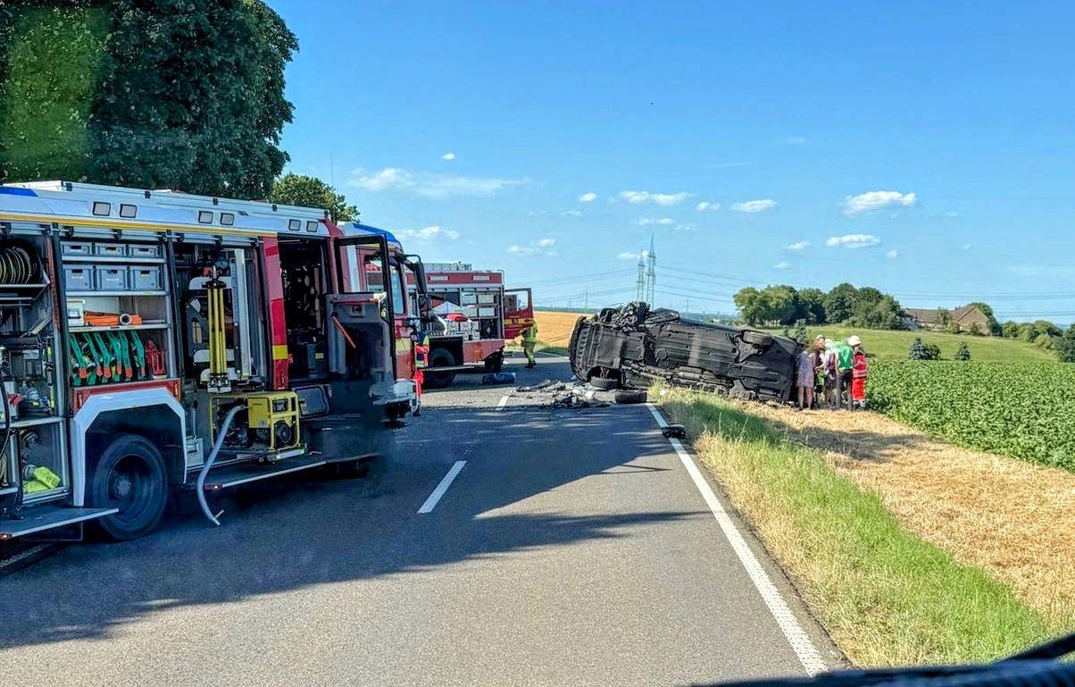 Schwerer Verkehrsunfall mit zwei lebensgefährlich verletzten Personen.