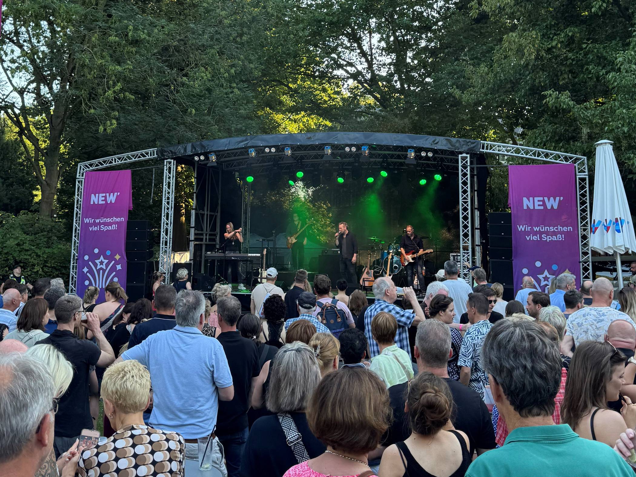  Booster rockte am Abend den Schmölderpark. 