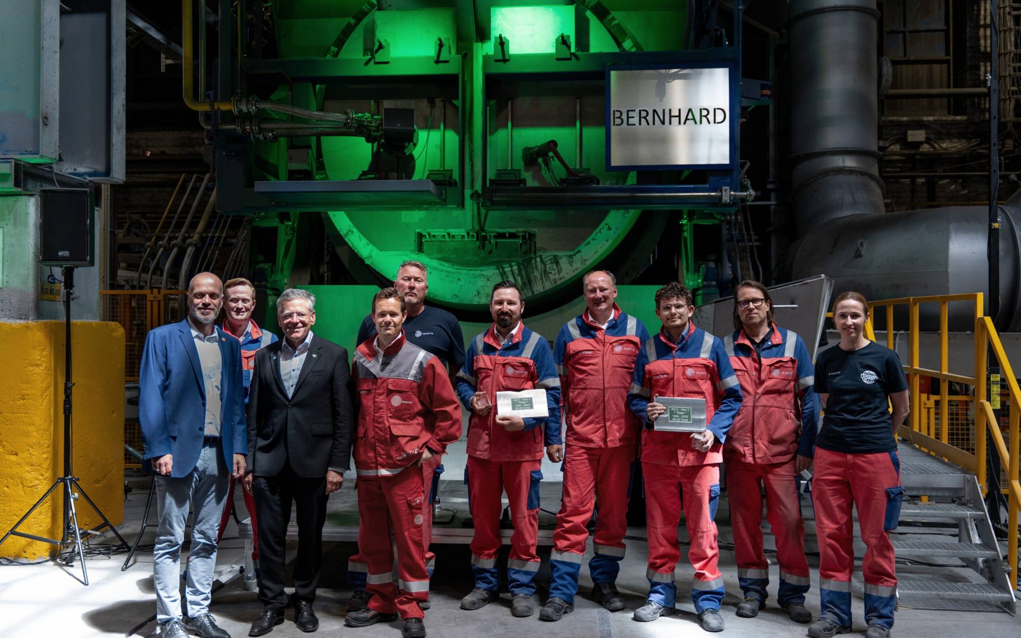 Das Projektteam von „Speira Recycling Services“ nimmt mit CEO Einar Glomnes (Vierter von links), Landrat Hans-Jürgen Petrauschke (Dritter von links) und Bürgermeister Klaus Krützen (links) den neuen Drehtrommelofen „Bernhard“ in Betrieb.