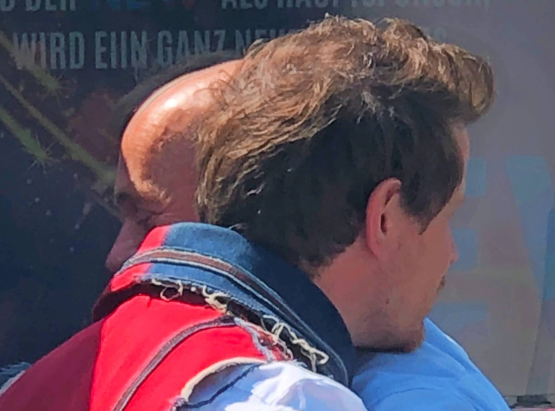Ein herzlicher Drücker zwischen „Rabaue“-Frontmann Alex