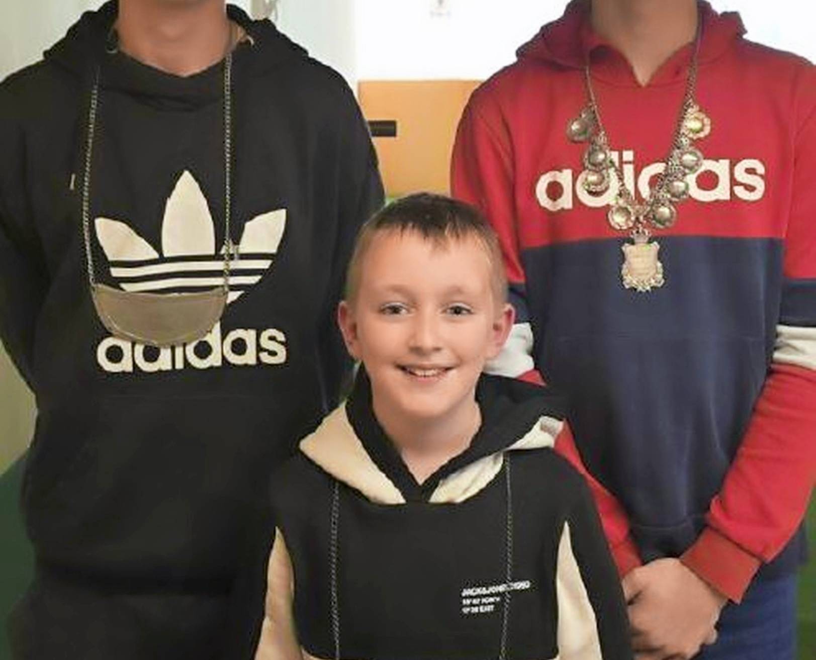 Die Nachwuchsmajestäten der Gindorfer Bruderschaft sind in diesem Jahr. Bambiniprinz ist Tom Zumbroich, neun Jahre jung und mit viel Freude aktives Mitglied der Tellschützen. Neben dem Schützenwesen schlägt Toms Herz für den Fußball: Er spielt aktiv in der Jugendmannschaft der Spielvereinigung Gustorf-Gindorf.  Schülerprinz ist Jannick Müller. Er ist 14 Jahre alt und marschiert ebenfalls in den Tellschützen mit. Seine Hobbies sind Fußball, Schlittschuhlaufen, Schwimmen und natürlich die Bruderschaft Gindorf  Prinz ist Paul Reipen. Er ist 18 Jahre alt. Im kommenden Herbst startet er eine Ausbildung zum Tischler. Seit 2011 ist er in der Gindorfer „St.-Sebastianus“-Bruderschaft aktiv und aktuell Schütze bei den „Kaiserjägern“ unterwegs. Im Jahr 2019 war er übrigens bereits einmal Schülerprinz, so dass er das Königsspiel schon ein wenig aus eigenem Erleben kennt. Den Dreien sei ein wirklich tolles und harmonische Broerfest im Kreise ihrer Freunde gewünscht.