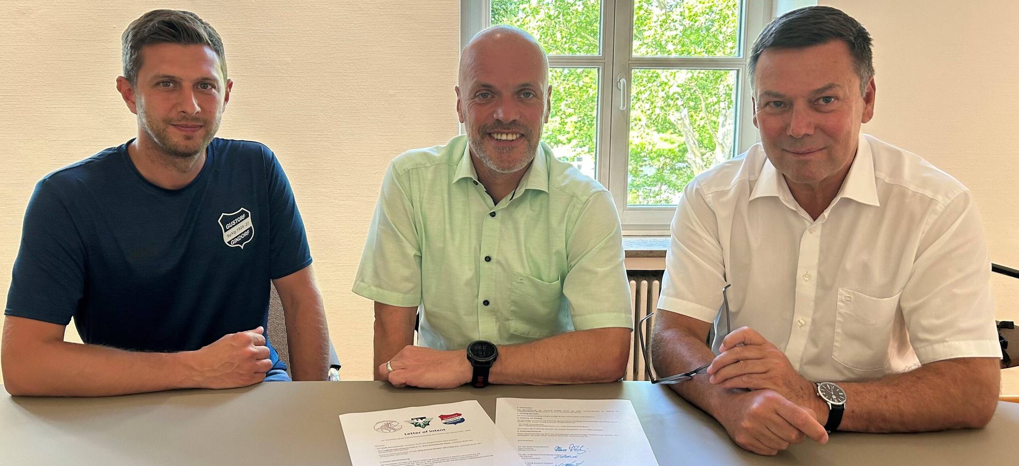 Von links: Nils Fienitz, Vorsitzender der SpVg Gustorf-Gindorf, Bürgermeister Klaus Krützen und  Dirk Gärtner,  Vorsitzender des Fußballverbands Niederrhein, bei der Unterzeichnung der Absichtserklärung.