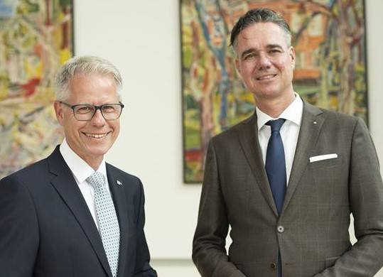  IHK-Präsident Elmar te Neues (rechts) und IHK-Hauptgeschäftsführer Jürgen Steinmetz freuen sich auf die weitere Zusammenarbeit. 