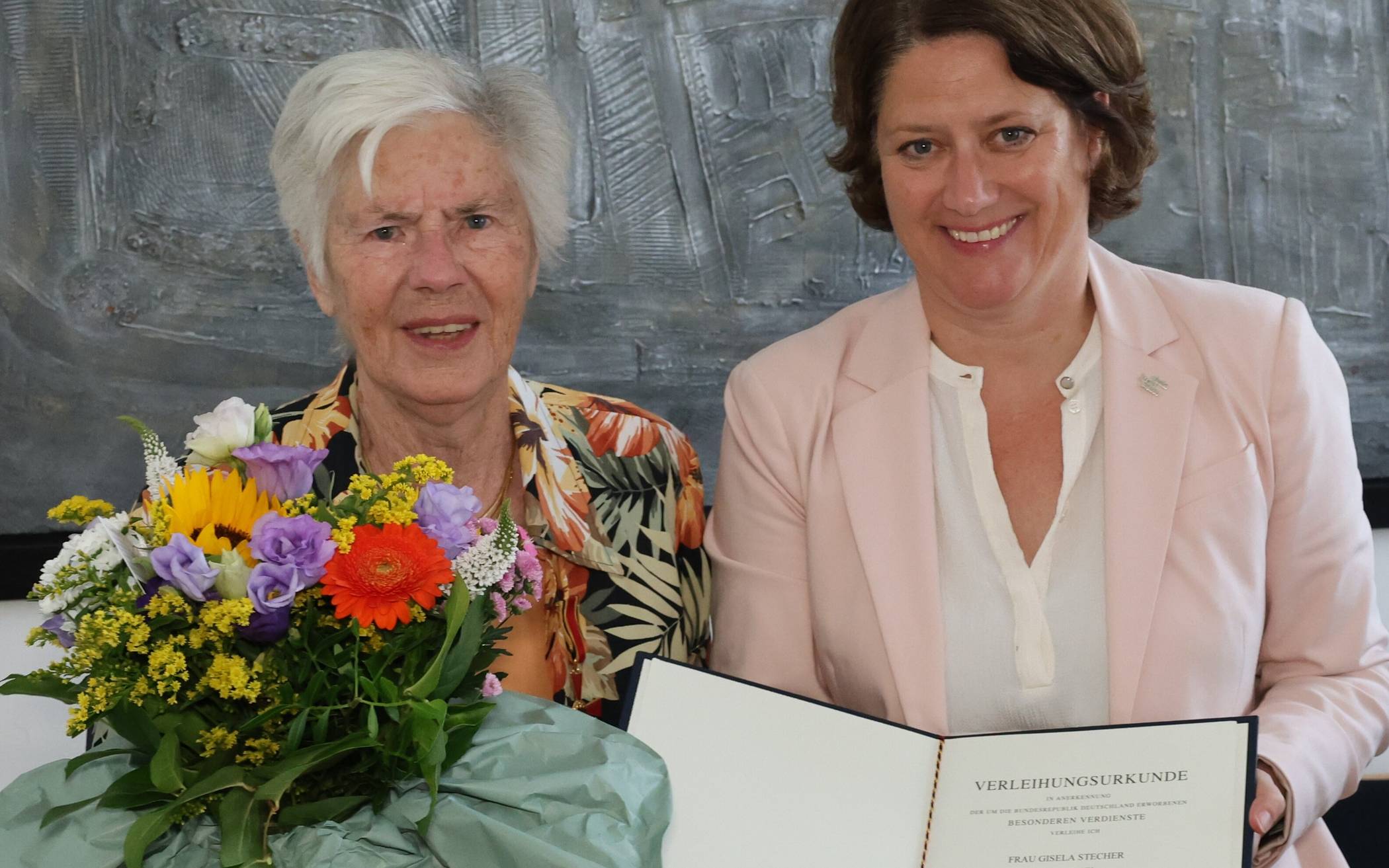 Vize-Landrätin Katharina Reinhold überreichte das Bundesverdienstkreuz am Bande an Gisela Stecher.