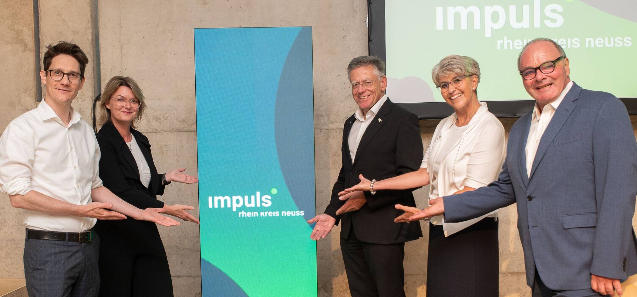  Neue Marke für Wirtschaftsstandort und Wirtschaftsförderung (von links): Roman Brandstätter, Professor Dr. Simone Roth, Landrat Hans-Jürgen Petrauschke, Kirsten Wittke-Lemm und Robert Abts. 