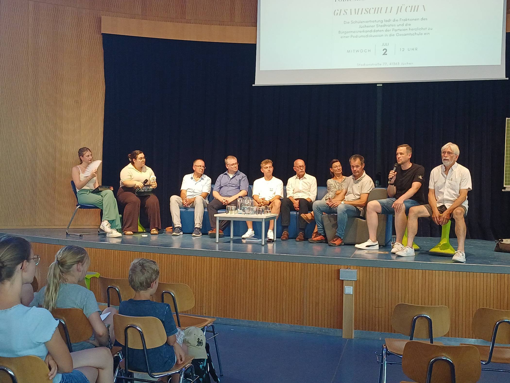Von links: Die Moderatorinnen Alisa Maier und Liz Siemons mit Norbert John (SPD), Bürgermeisterkandidat Philip Sieben (parteilos, wird von der SPD unterstützt), Justin Krönauer (CDU), Bürgermeister Harald Zillikens (CDU), Andrea Zahn-Müller (FWG), Thomas Dederichs (Bündnis 90/Die Grünen), Marcel Mostert (FDP) und Konrad Thelen (FDP).  