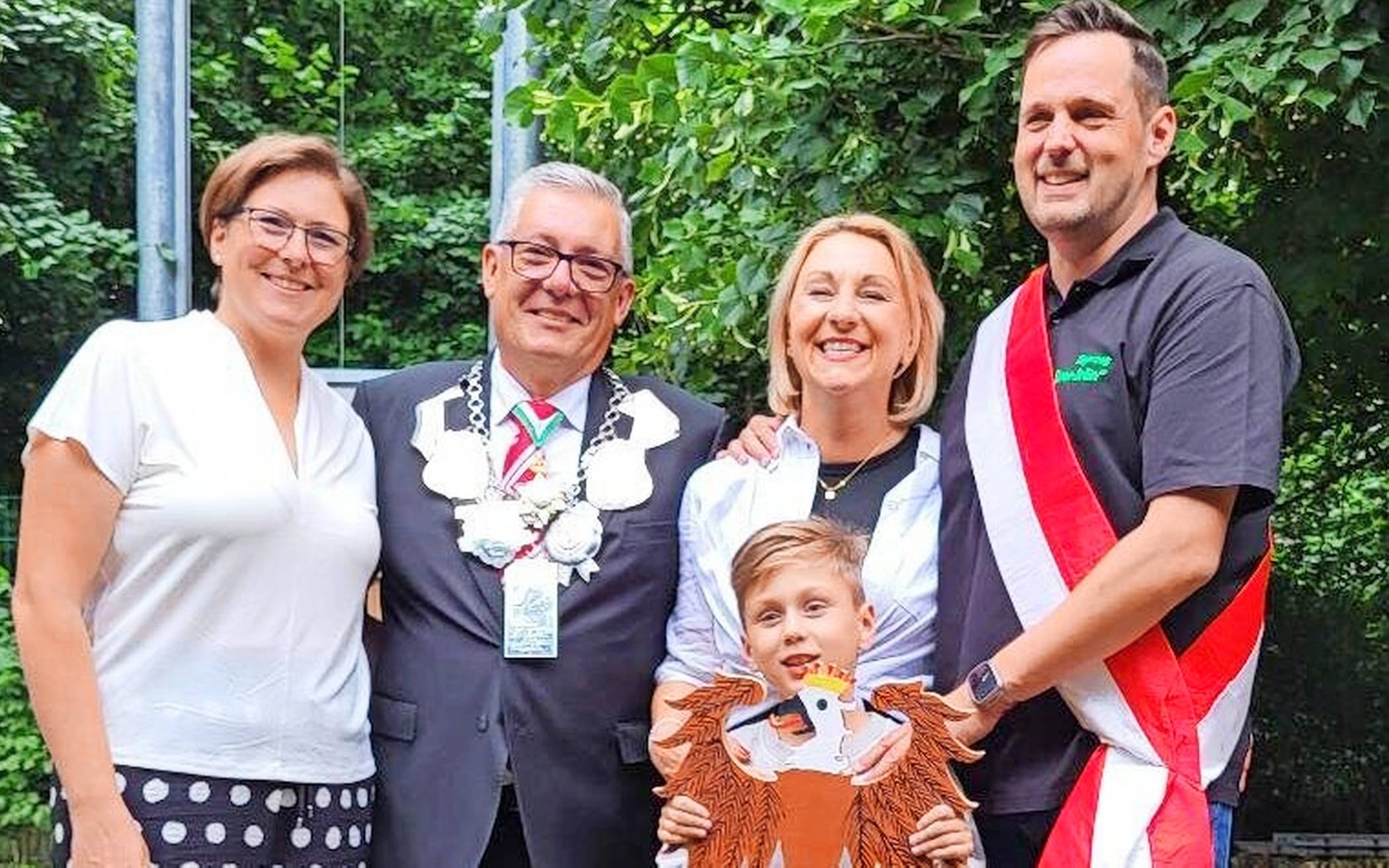 Das amtierende Königspaar rechts, das künftige