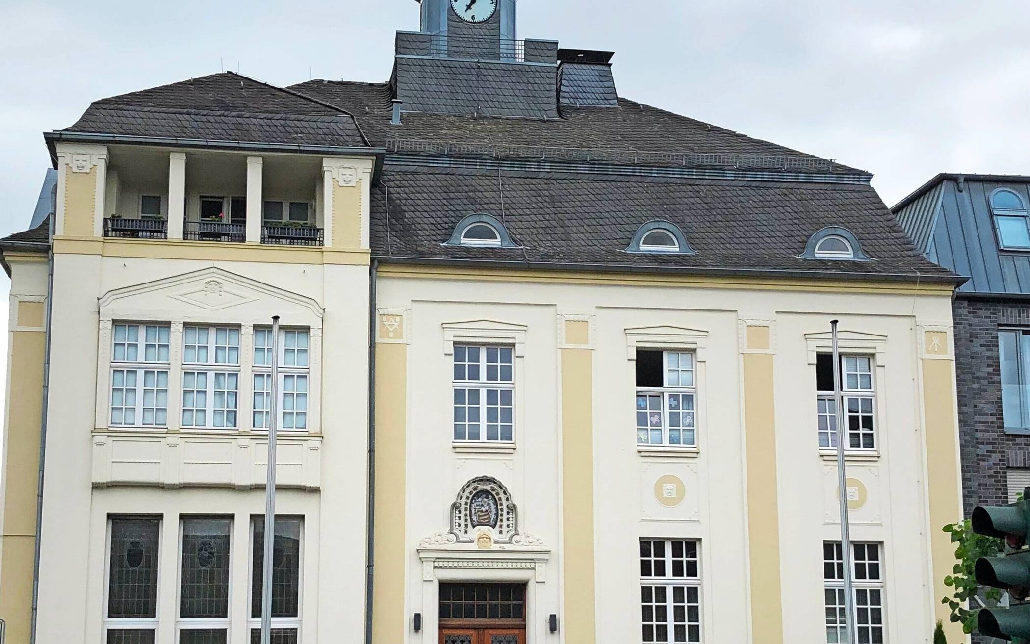 Dunkle Wolken über dem Wevelinghovener Rathaus: Es steht für knapp fünf Millionen Euro zum Verkauf. Doch der ehemalige Ratssaal wird nicht nur von den örtlichen Schützen für besondere Anlässe genutzt ...  Fotos: Gerhard P. Müller