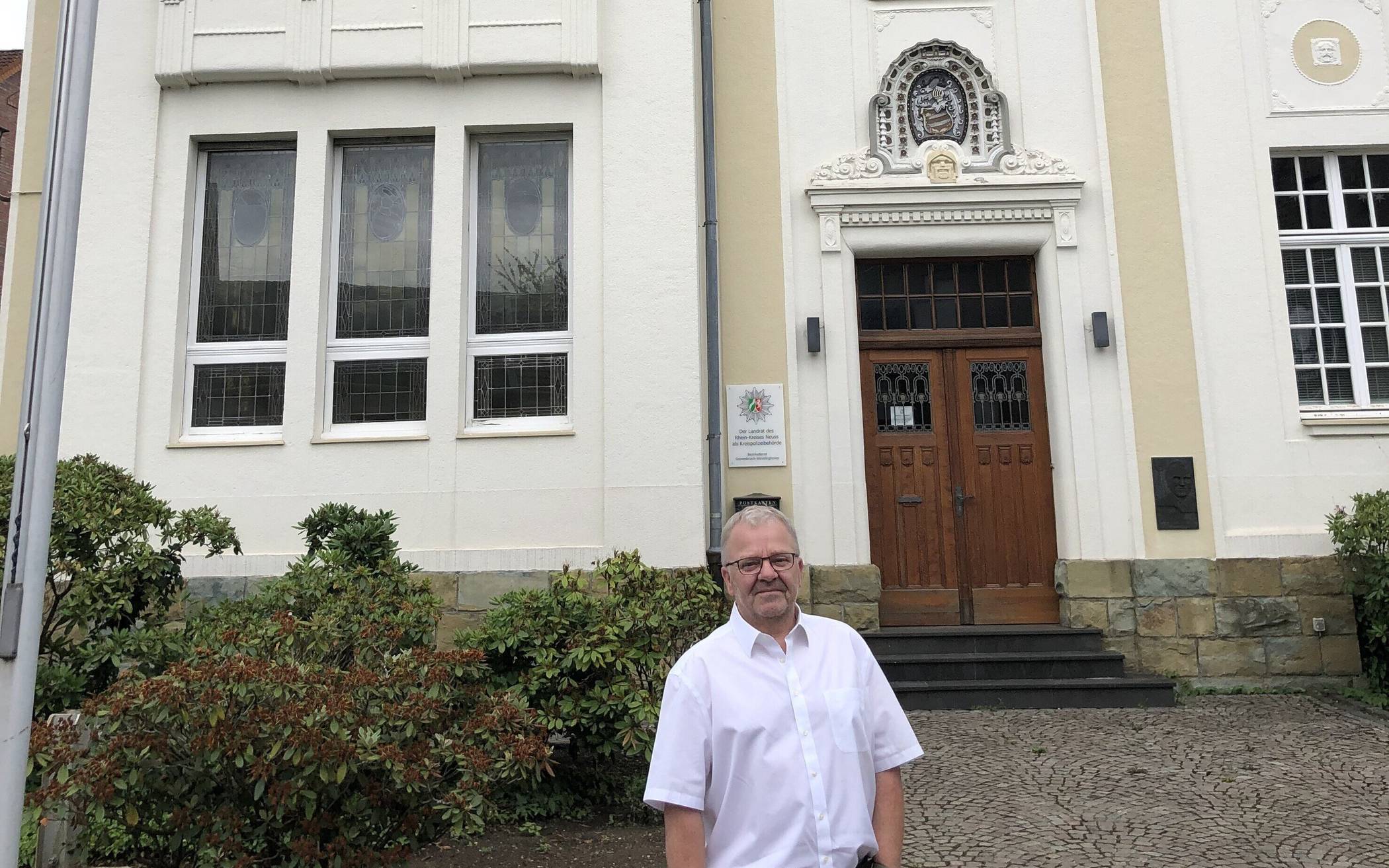  Wolfgang Kaiser vor dem Rathaus der Gartenstadt: Nicht nur in der Innenstadt sollten Stadt und SEG aktiv werden ... 