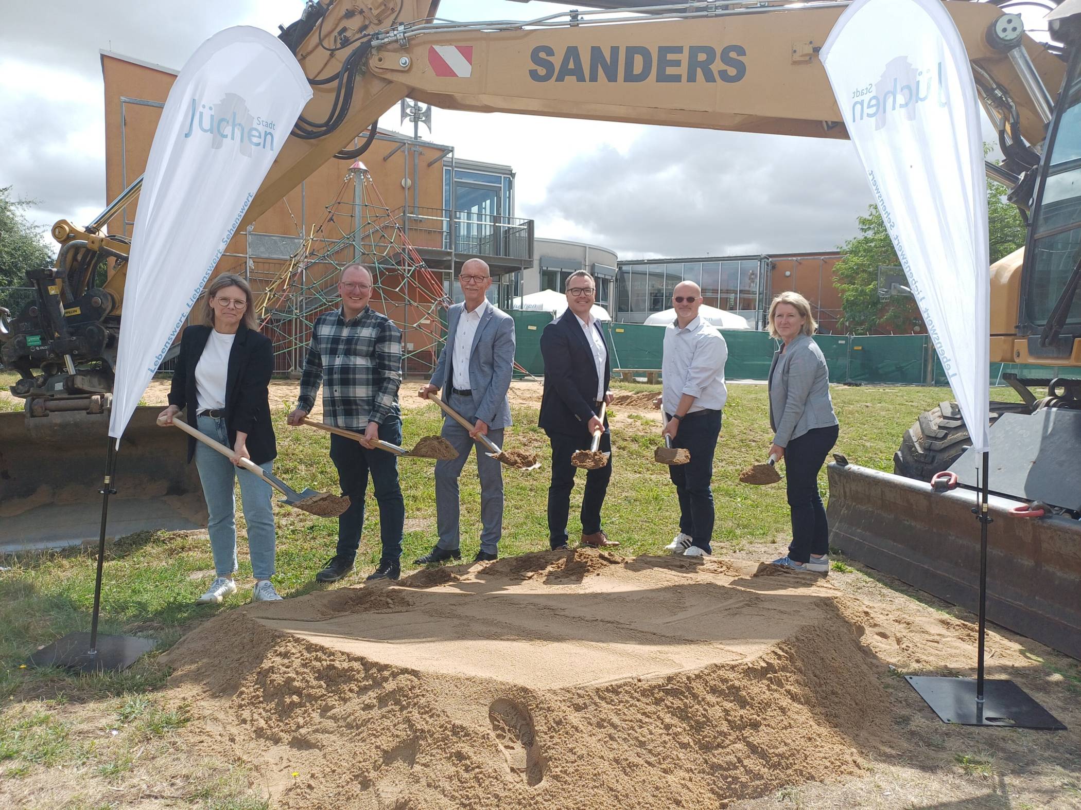  Von links: Schulleiterin Andrea Pinter, Pascal Wenzel (Stadt Jüchen), Bürgermeister Harald Zillikens, Dr. Stefan Baues (baues architekten), Andreas Mirbach (baues architekten) und technische Dezernentin Sabine Janclas.   