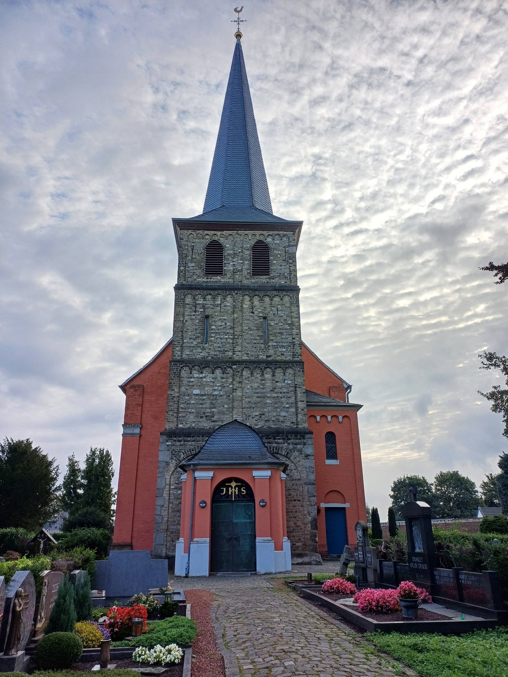  Künftig finden die Messen am Samstagabend in St. Martinus Bedburdyck (Foto) und St. Martinus Gierath im vierzehn-tägigen Wechsel statt.    