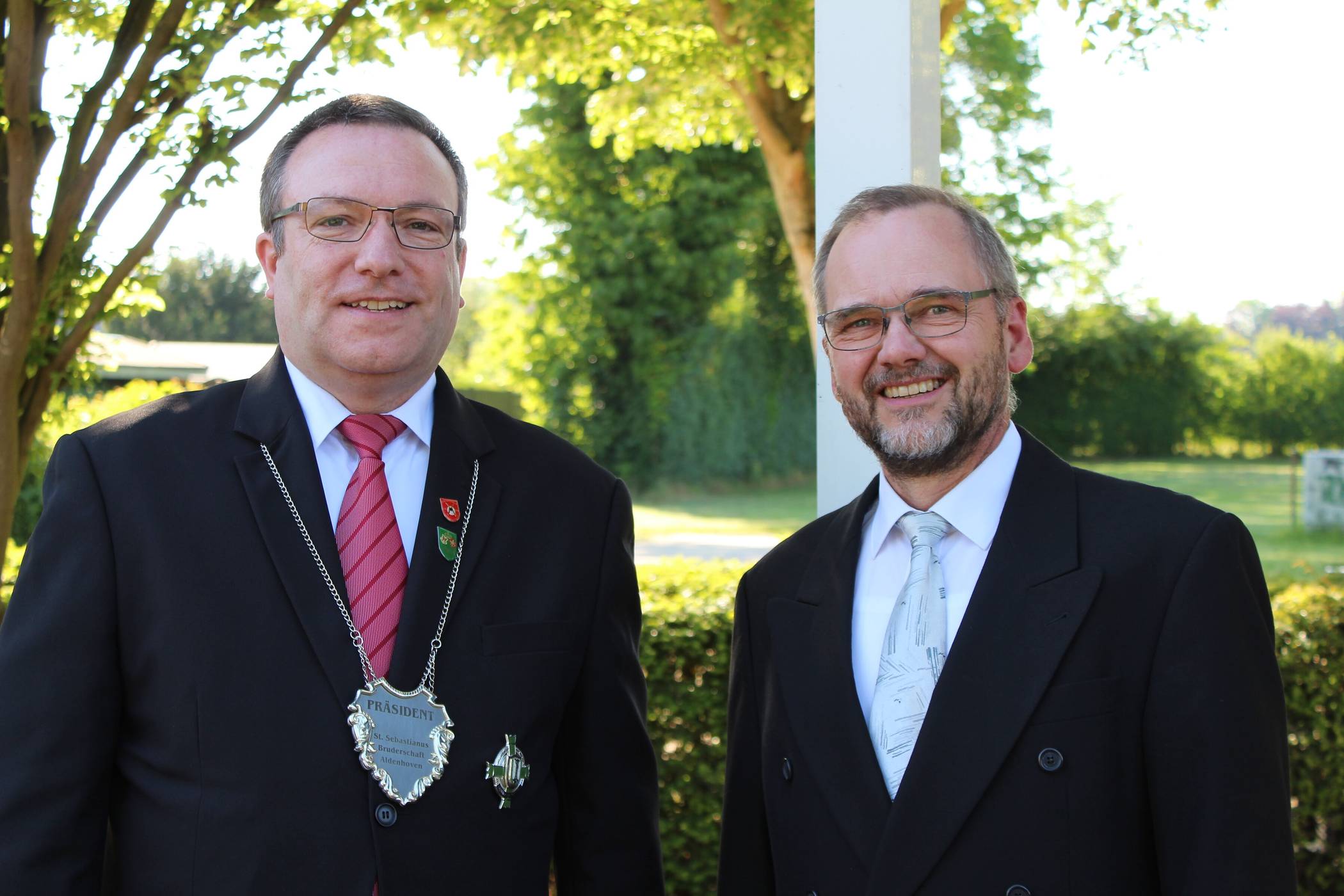  Joachim Schröder (l.) und Anton Böhmer, Präsidenten der St.-Sebastianus-Schützenbruderschaft Aldenhoven: „Herzlich gratulieren wir unserem Kronprinzen- und zukünftigen Königspaar Holger und Karin Witting. Beide gehen mit großer Freude dem Schützenfest und ihrem Regierungsjahr entgegen. Wir wünschen den beiden sowie dem Adjutantenpaar, den Ehrendamen und dem zukünftigen Königszug Waidmannsheil nebst Damen ein sonniges und harmonisches Schützenfest.“ 