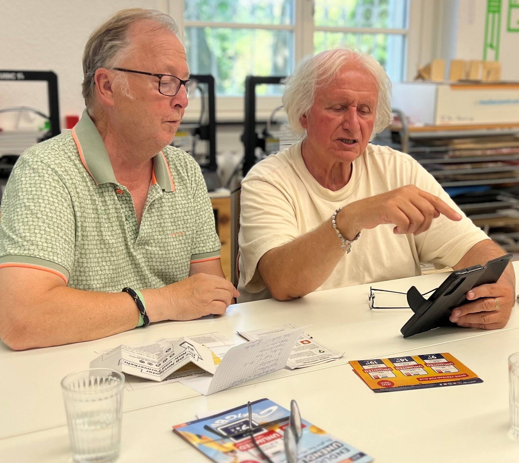  Wolfgang Schwarz (rechts) gehört zum Team der Digital-Begleiter. 