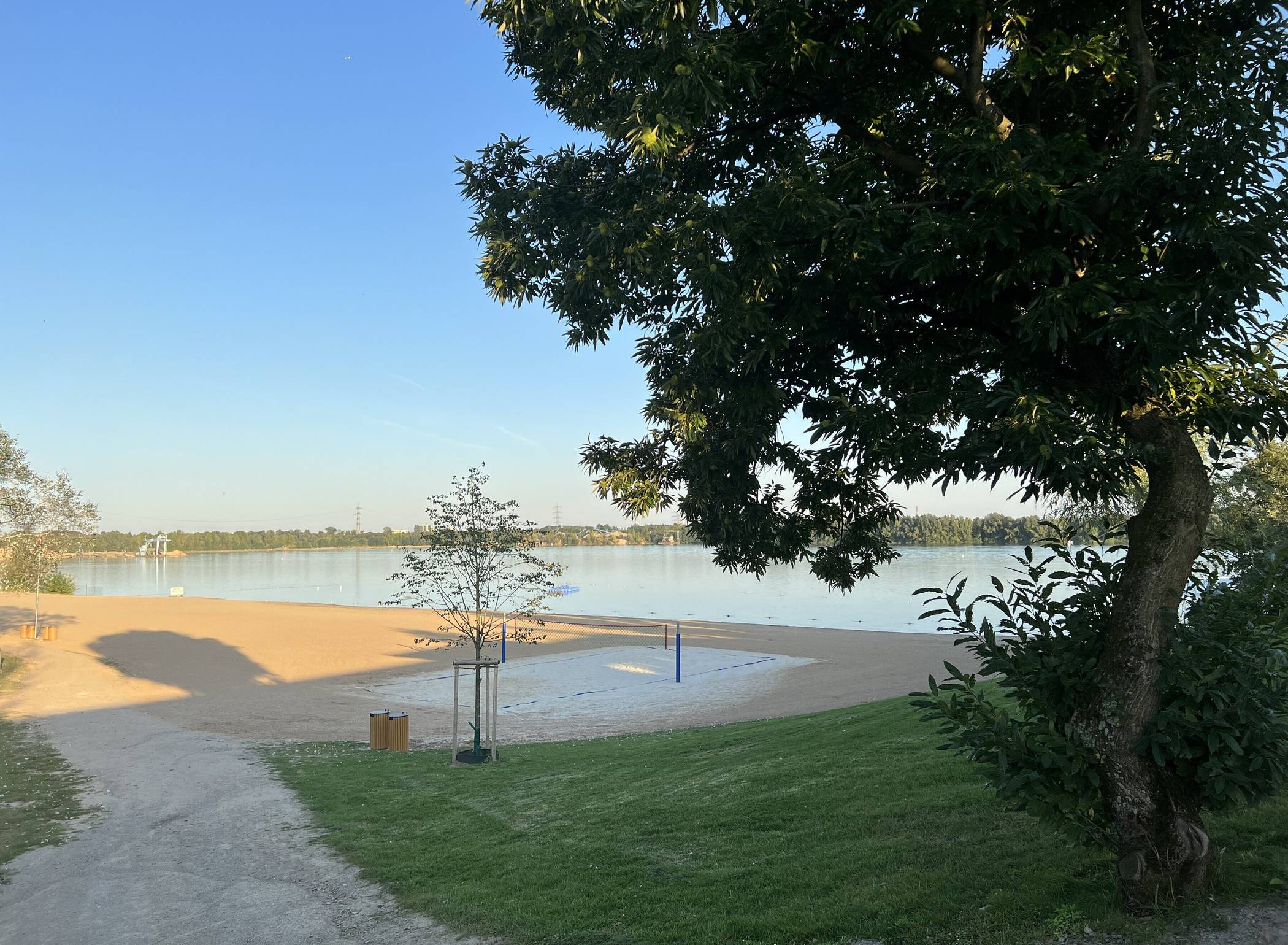 Der Straberger See im Stadtgebiet von Dormagen gehört zu den beliebtesten Freizeitanlagen im Rhein-Kreis und wird von den Kreiswerken Grevenbroich betrieben.