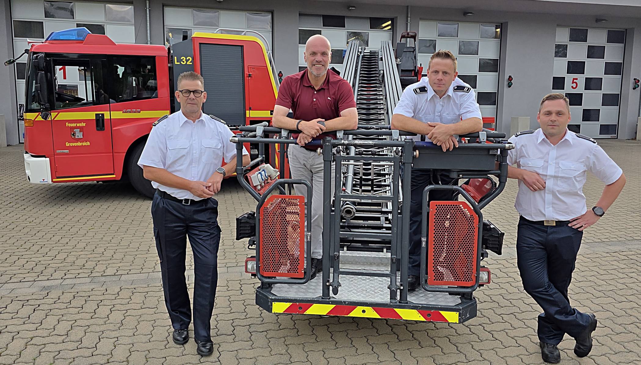 Udo Lennartz, Leiter der Feuerwehr, Bürgermeister Klaus Krützen, Einheitsführer Kevin Hemmersbach und sein Stellvertreter Marc Klevers-