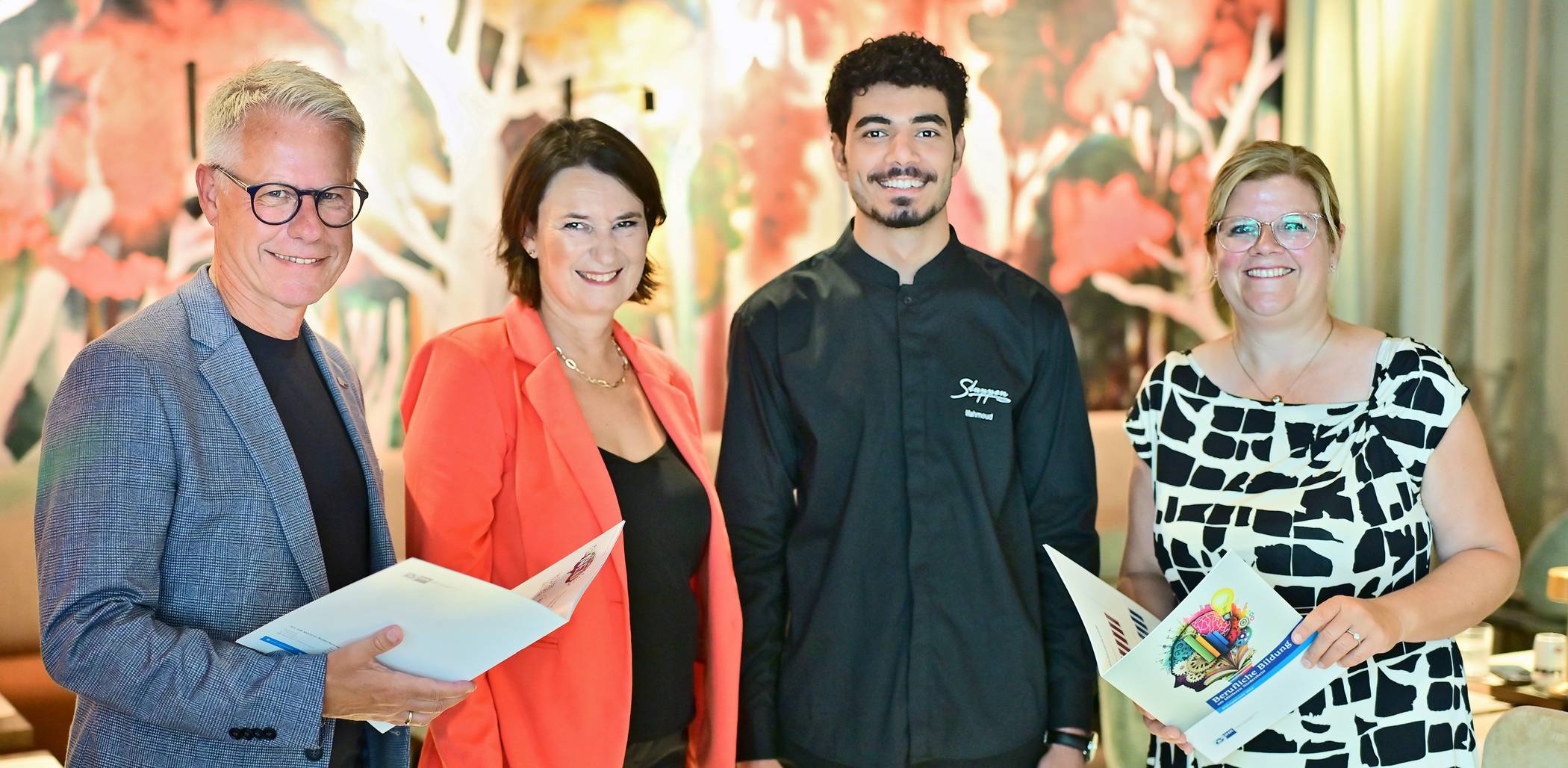  IHK-Hauptgeschäftsführer Jürgen Steinmetz (links) und IHK-Geschäftsführerin Daniela Perner (rechts) stellten gemeinsam mit Carmen Stappen (Inhaberin des Restaurants und Hotels Stappen) und Mahmoud Abdelrasoul den Bildungsbericht vor. Der junge Ägypter hat seine Ausbildung abgeschlossen und ist fester Bestandteil des Teams.   