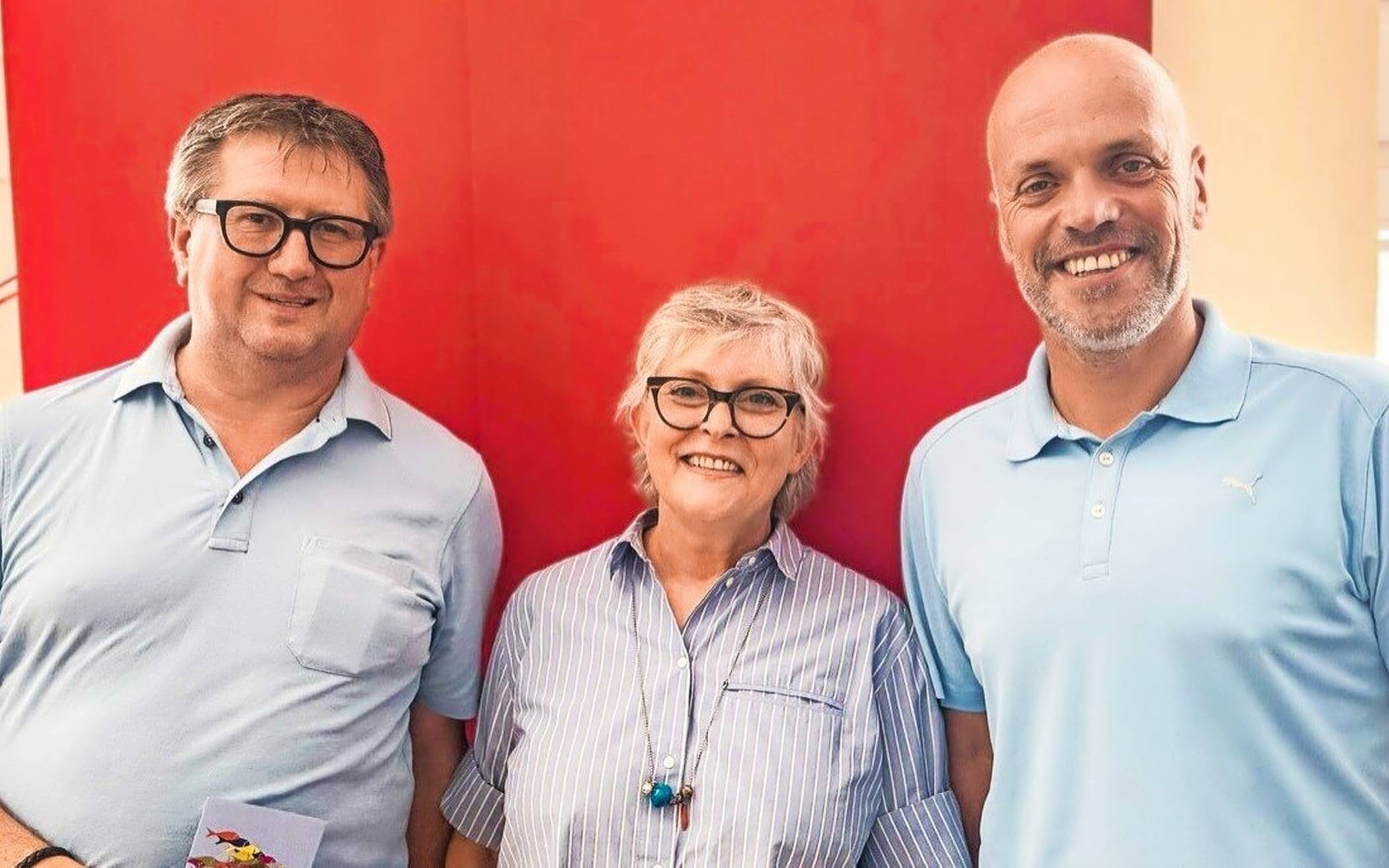  Wevelinghoven zum Beispiel hat mit der „WIG“ schon lange eine umfassende Interessengemeinschaft für die Gartenstadt. Ähnliches wurde jetzt für die Innenstadt mit der „Interessens- und Standortgemeinschaft“ (ISG) nachvollzogen. Stellvertretend für die Gruppe wurden Gabriele Gertoberens, Thomas Wegner und Ulrich Herlitz (fehlt auf dem Bild) als offizielle ISG Sprecher benannt. Die Initiative soll Bürgermeister Krützen nun mit Ideen für Veranstaltungen und Aktionen in der City versorgen. 