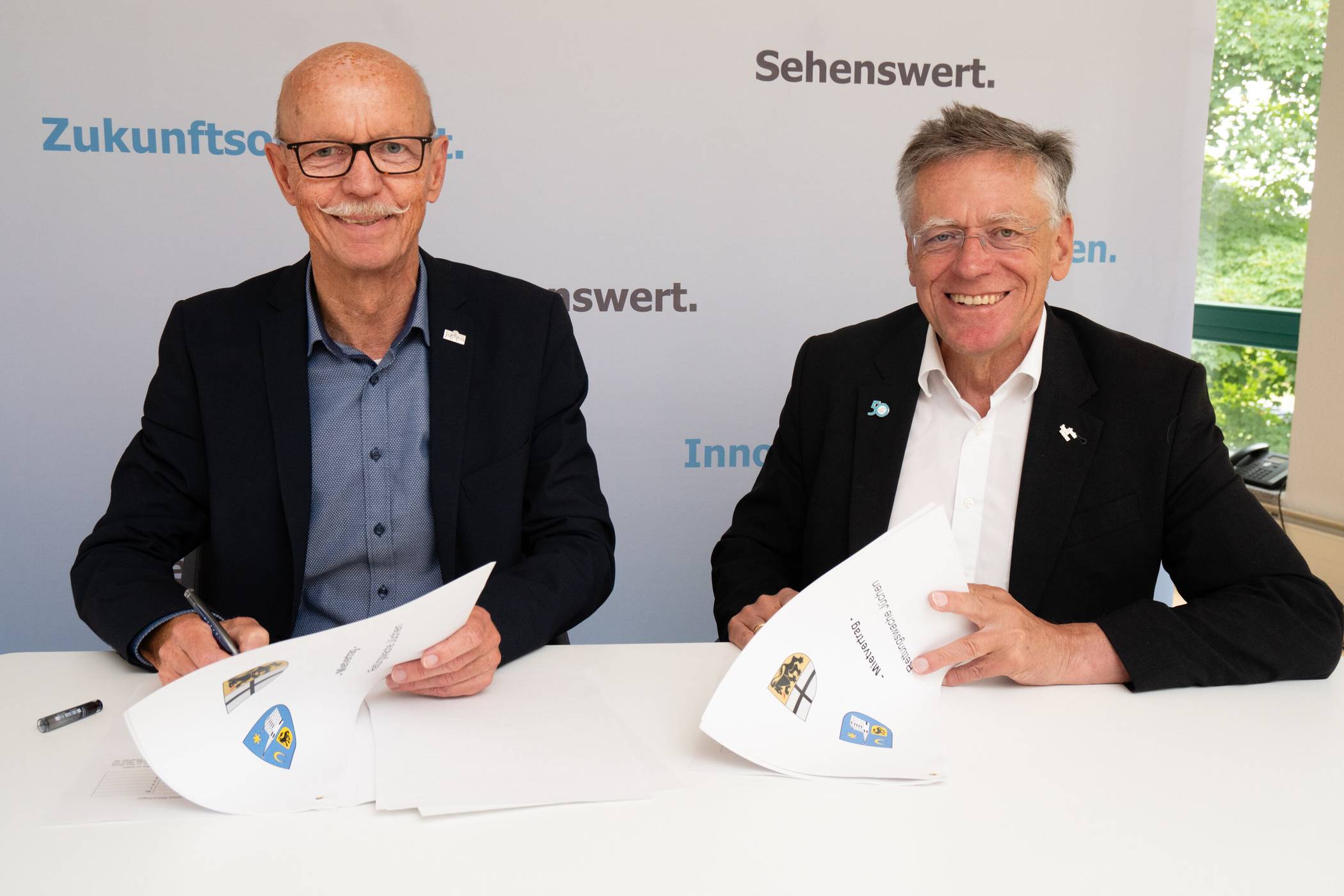 Bürgermeister Harald Zillikens (l.) und Landrat Hans-Jürgen Petrauschke unterzeichneten am Donnerstag den Mietvertrag für die neue Rettungswache.  