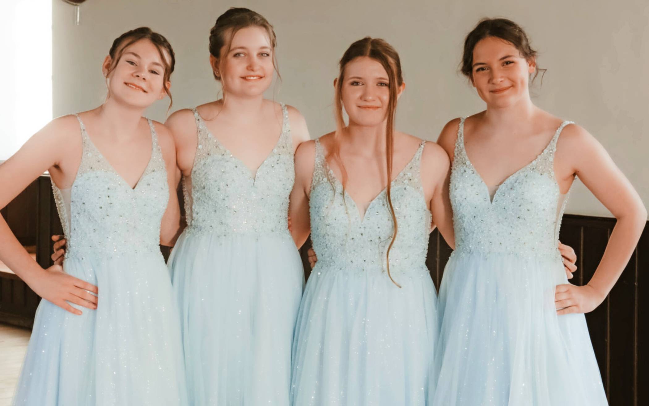  Die Hofdamen von links nach rechts: Paula Kreutz, Lina Möller, Fiona Podschuck und Emma Seipold. 