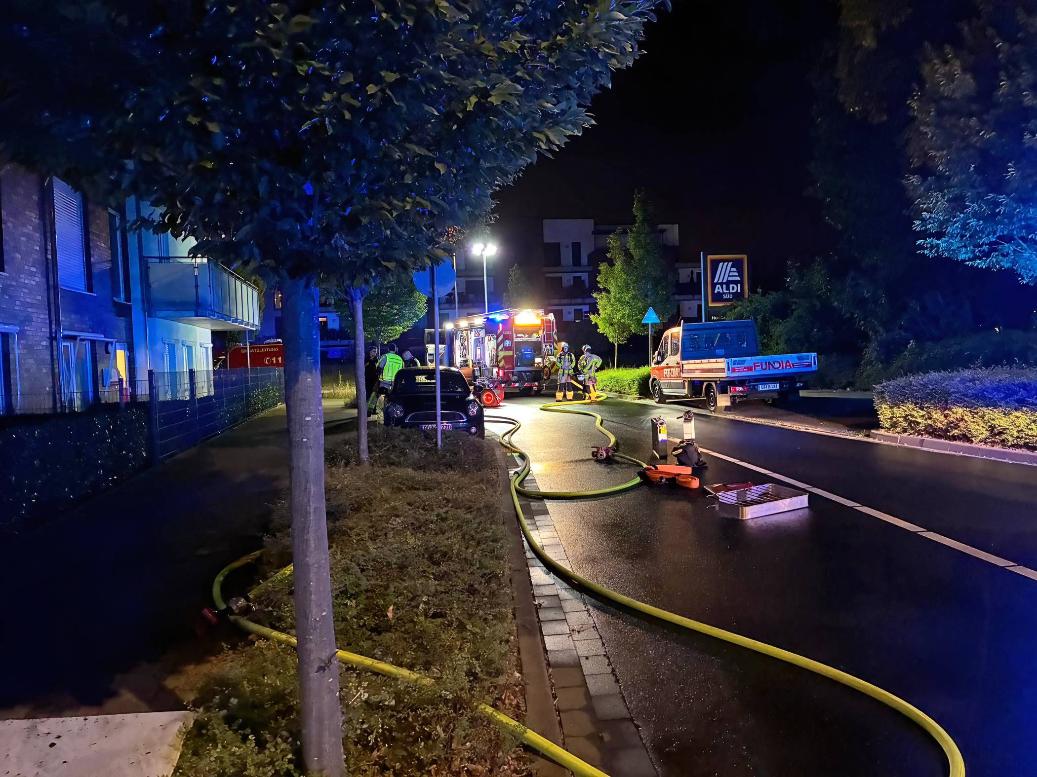 Die Feuerwehr Grevenbroich rückte am Samstagabend mit 83 Kräften zu einem Brand mit Verletzten in einem Altenheim aus.
