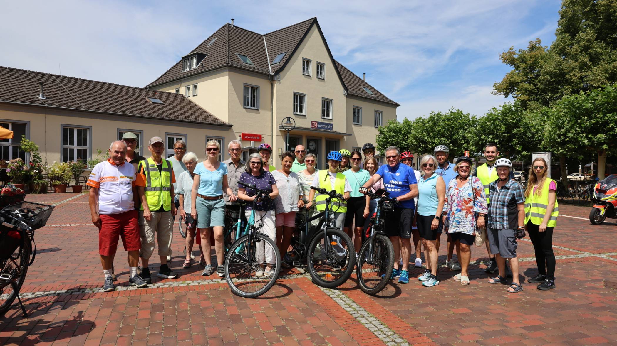 Startpunkt für die Fahrradtour mit Landrat Hans-Jürgen Petrauschke war der Bahnhof Grevenbroich.  