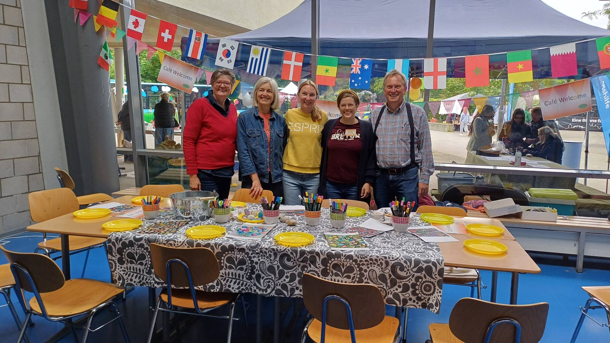 Pastoralreferentin Ingrid Scholz (l.) mit Ehrenamtlern des „Team Welcome“ bei der diesjährigen Ausgabe von „Jüchen bunt“.
