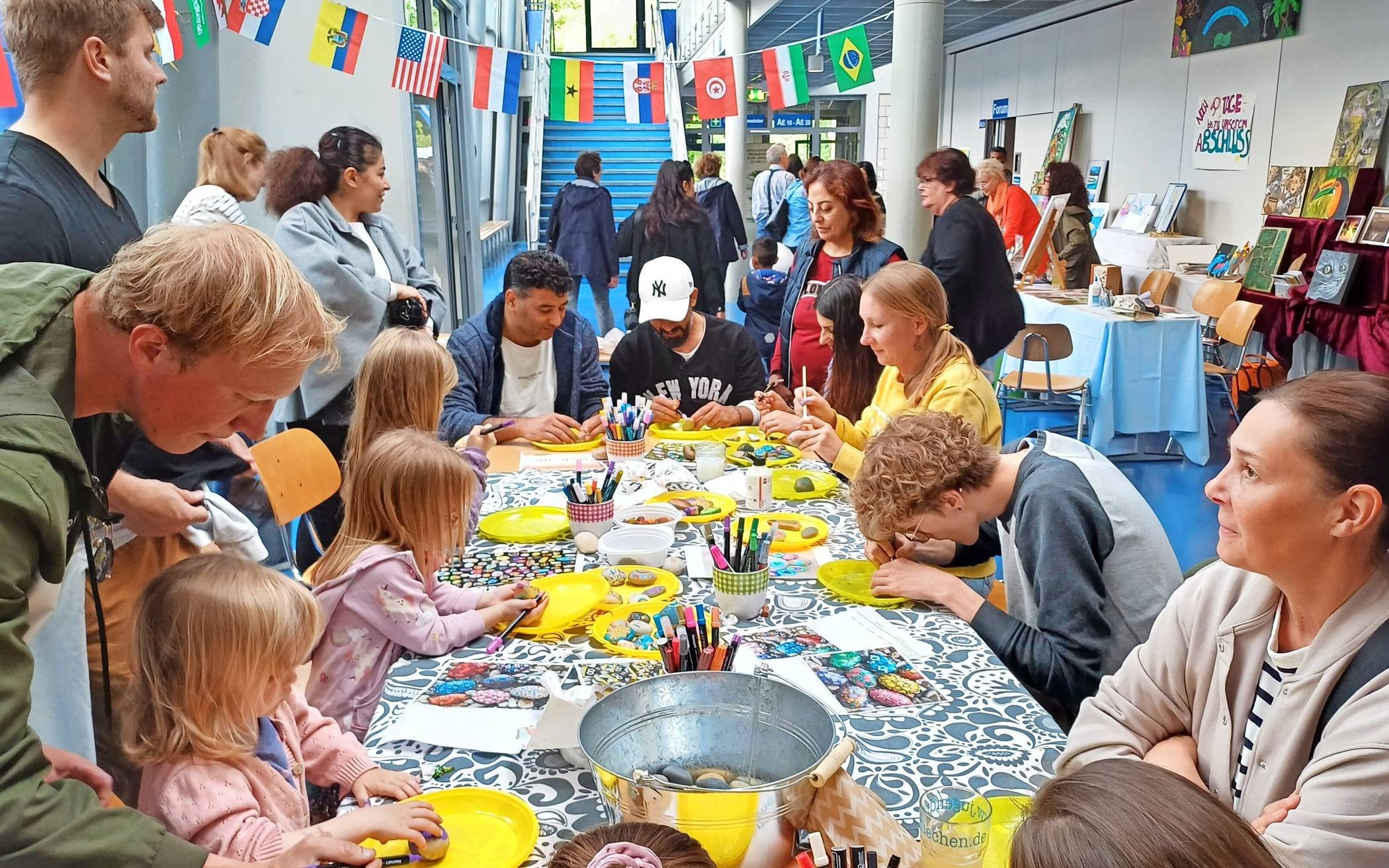  Bei „Jüchen bunt“ kamen Menschen am Tisch von „Café Welcome“ zusammen und bemalten Steine. 