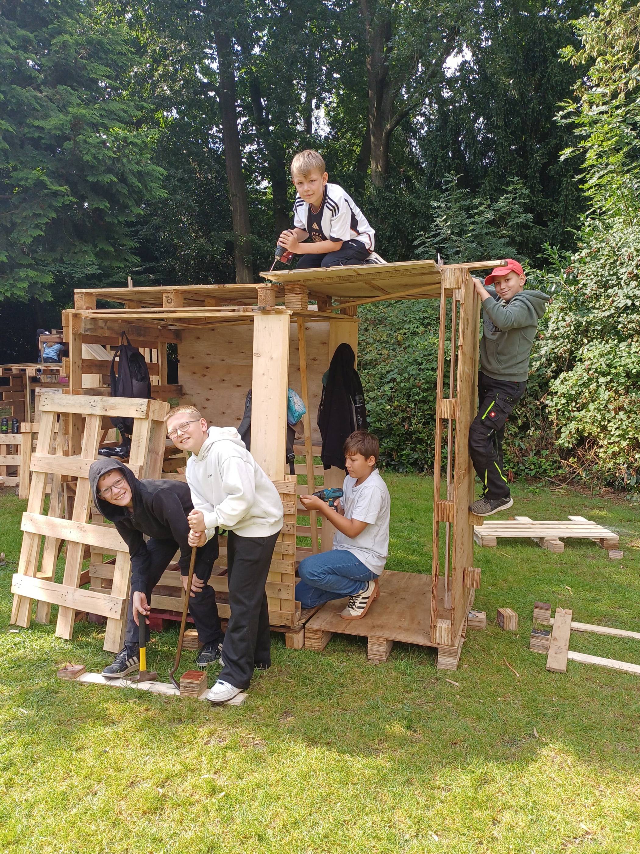   Beim Bau ihrer Hütten durften sich die Kids wieder richtig austoben.  