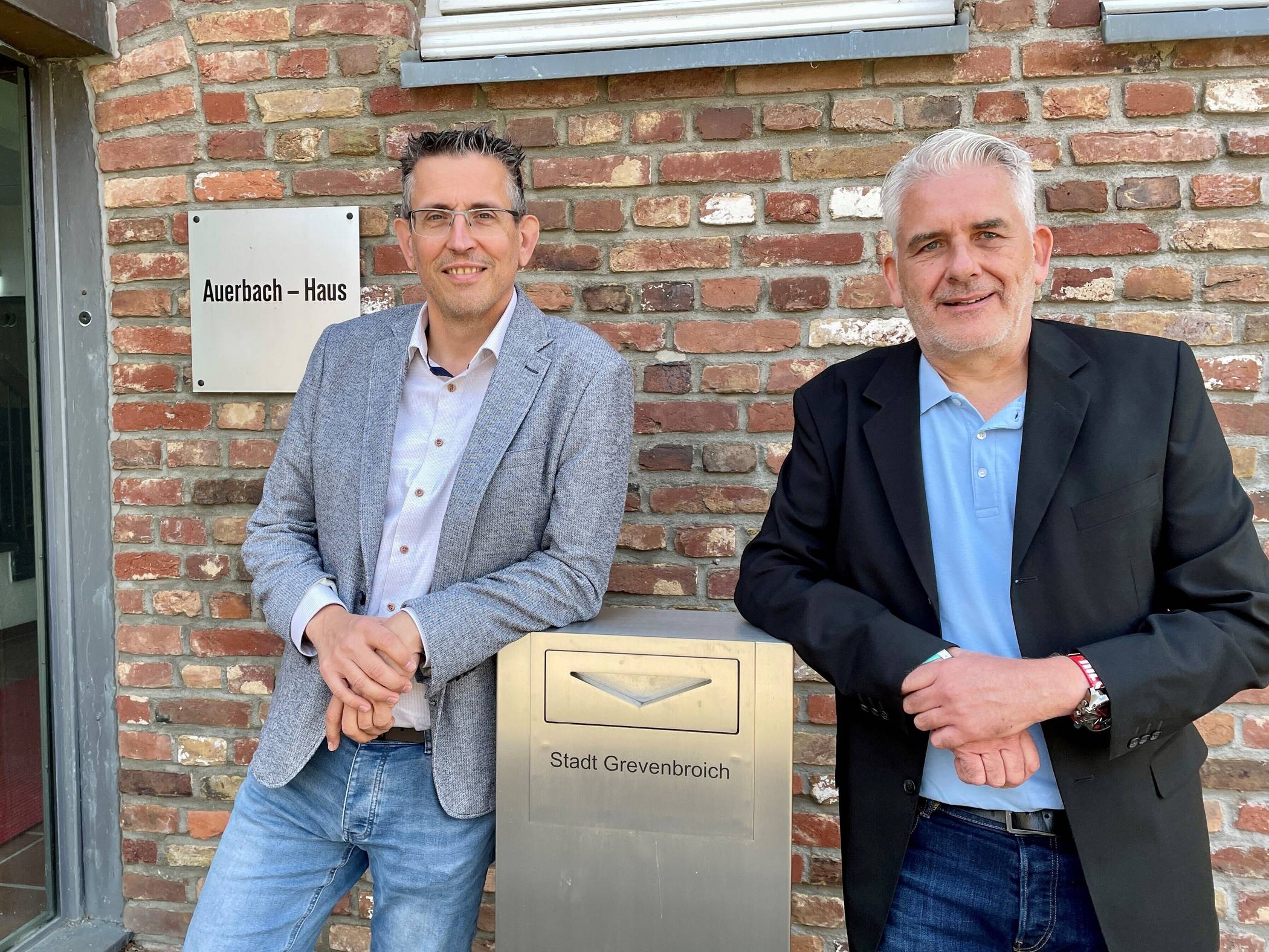  Erster Beigeordneter und Wahlleiter Stefan Meuser (l.) und der zuständige Fachbereichsleiter Thomas Lemke am Auerbachhaus. 