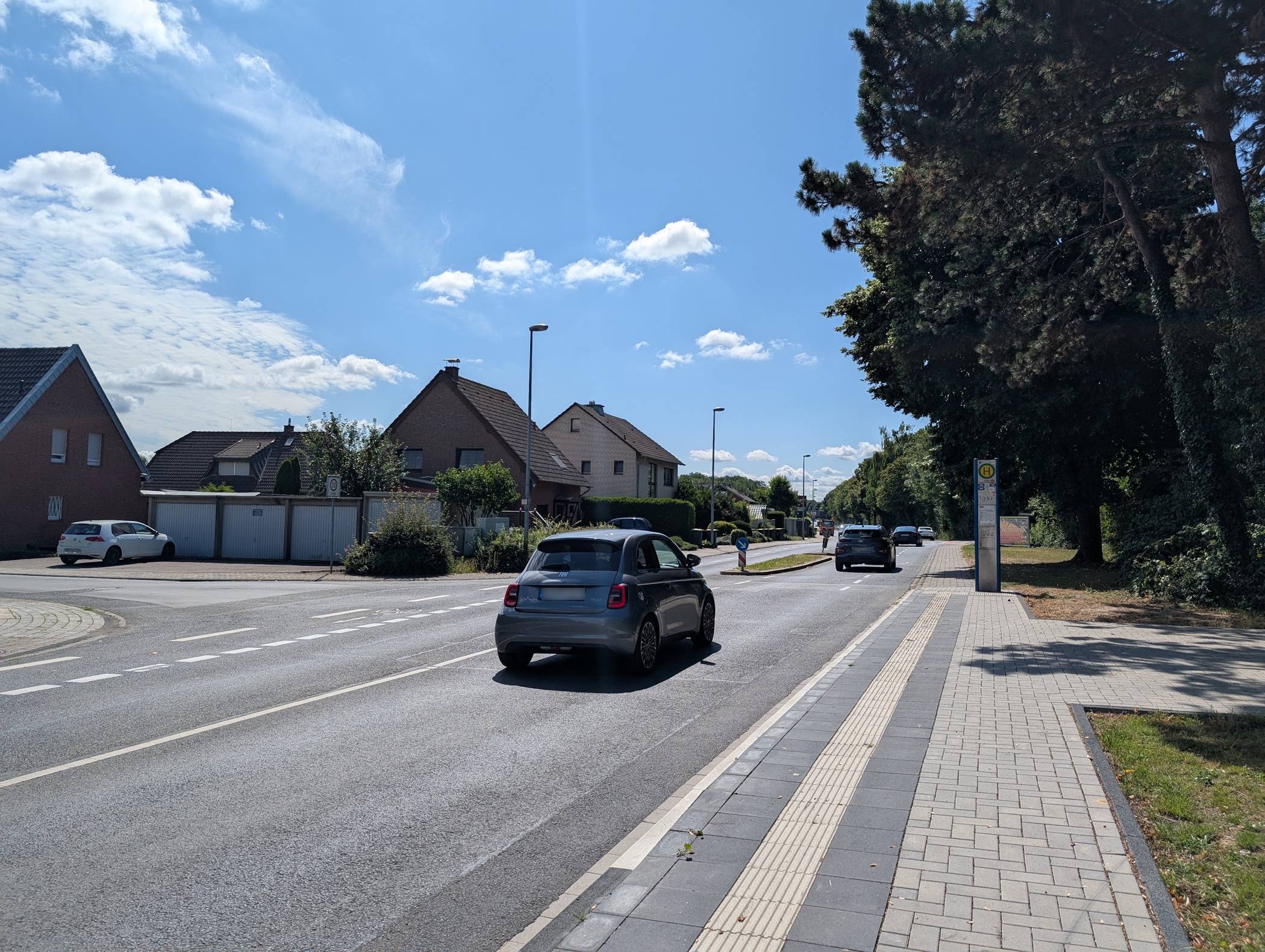 Im Bereich der Albert-Schweitzer-Straße in Bedburg-Kaster wird die Fahrbahn saniert.  